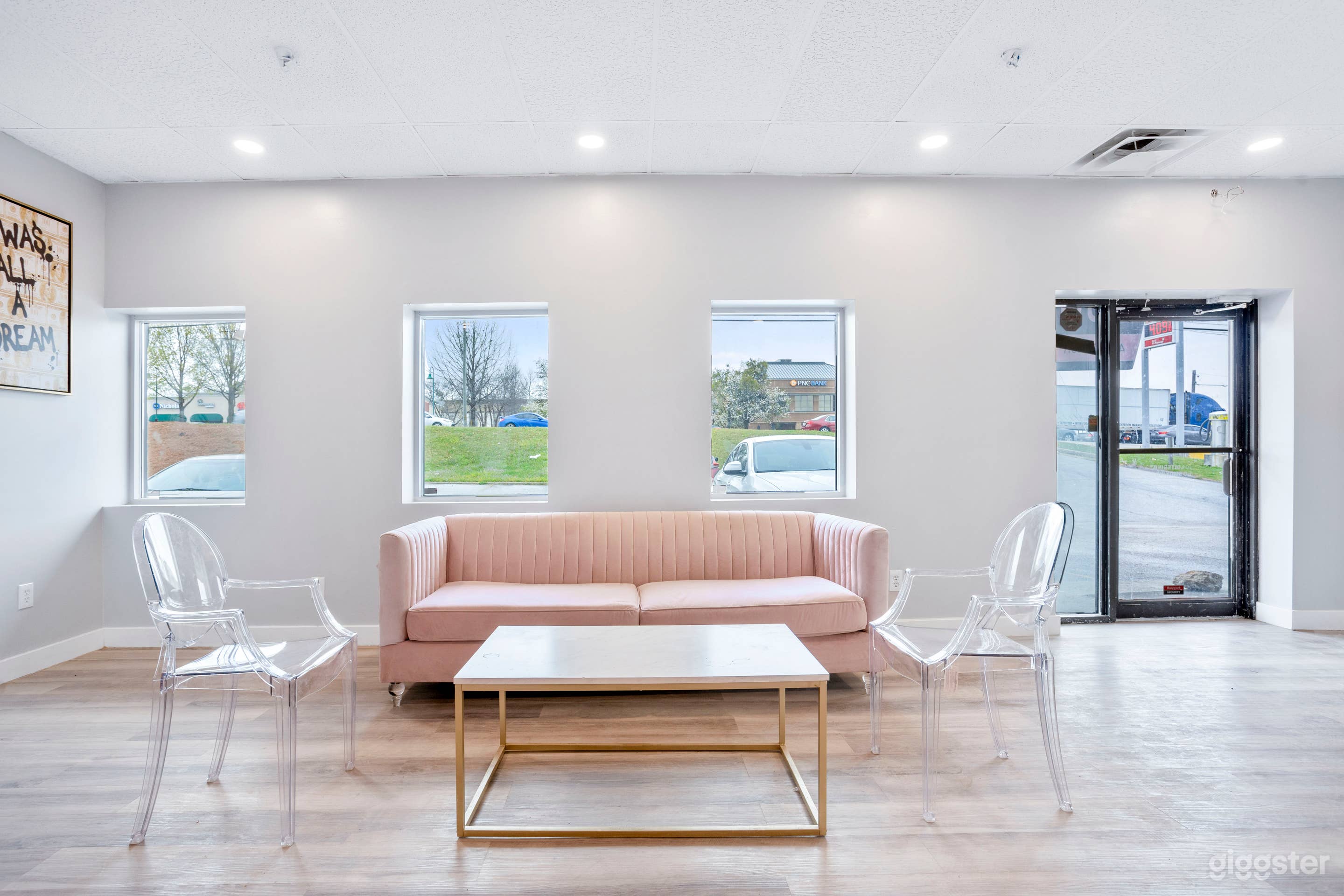 Luxury Salon space Photo 3