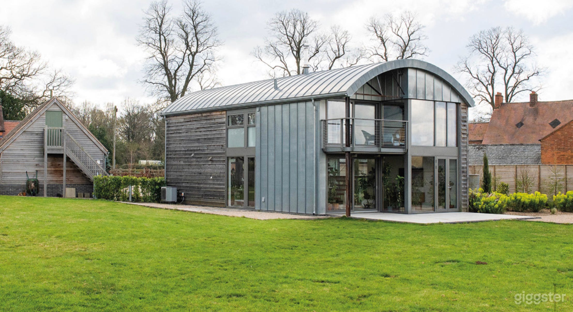 A stylish contemporary modern barn conversion Photo 3