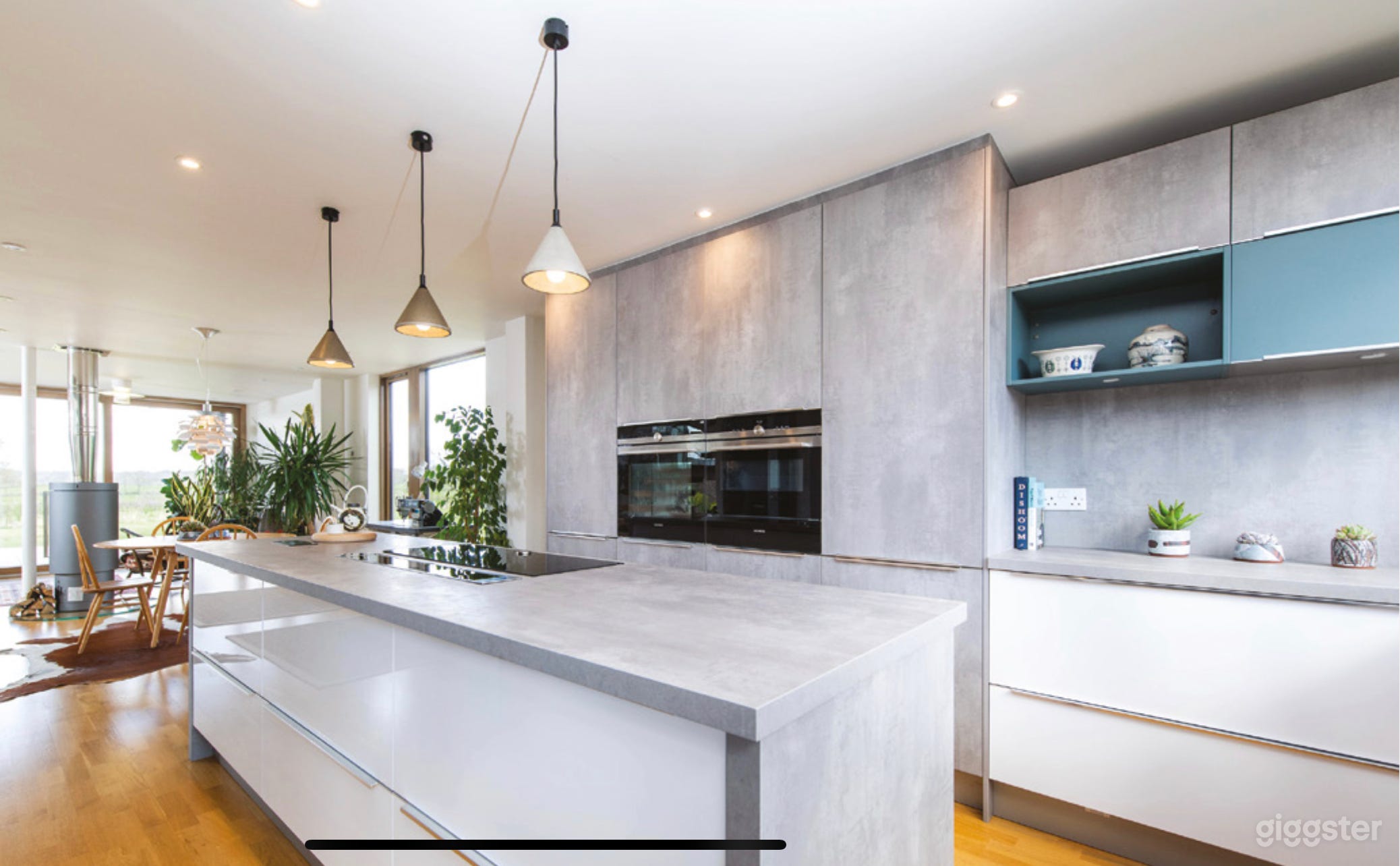 A stylish contemporary modern barn conversion Photo 4