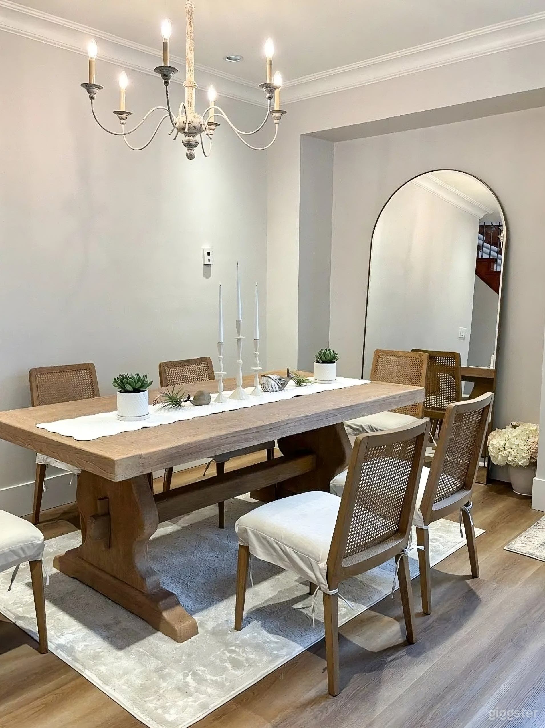 Light-Filled Scandinavian Home with Luxurious Wood Features Photo 3