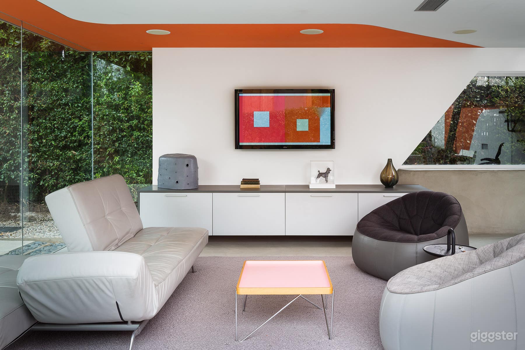 Int. Living Room (South)