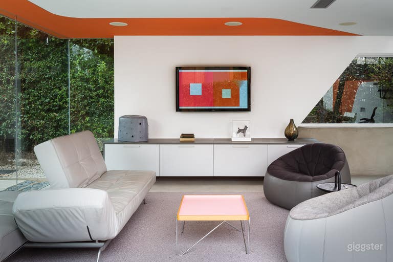  Int. Living Room (South) 