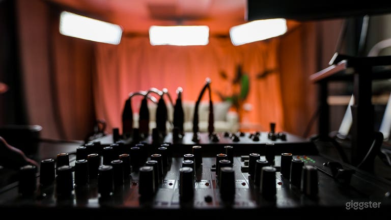  All-In-One Podcast Studio 