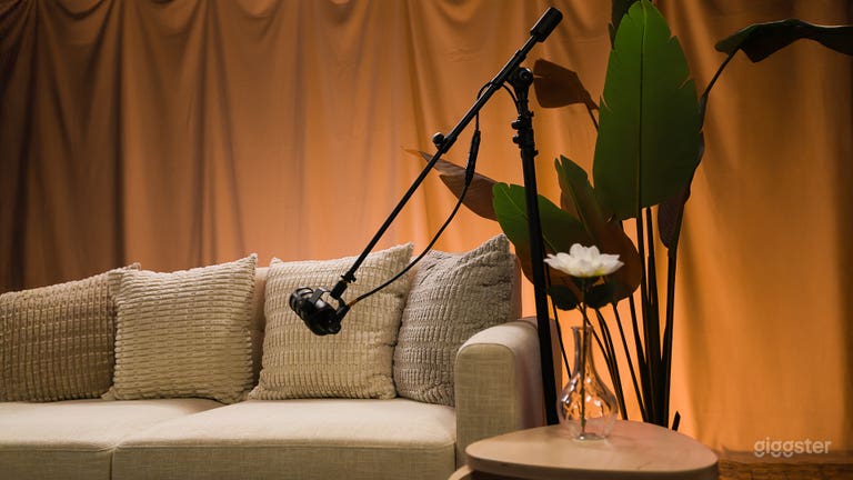  All-In-One Podcast Studio 