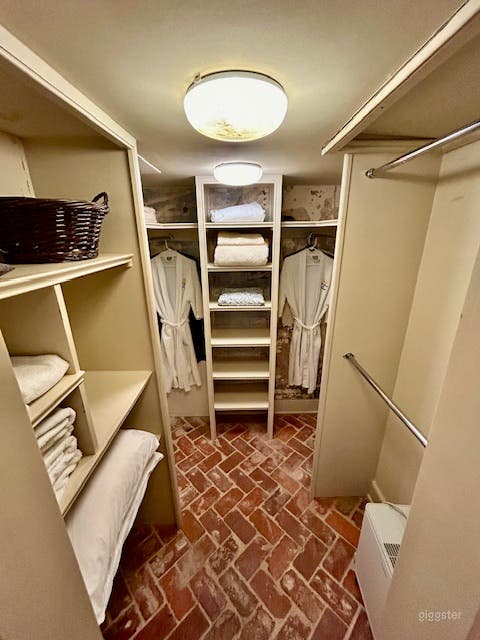 Ace of Spade - Unit C Photo 4