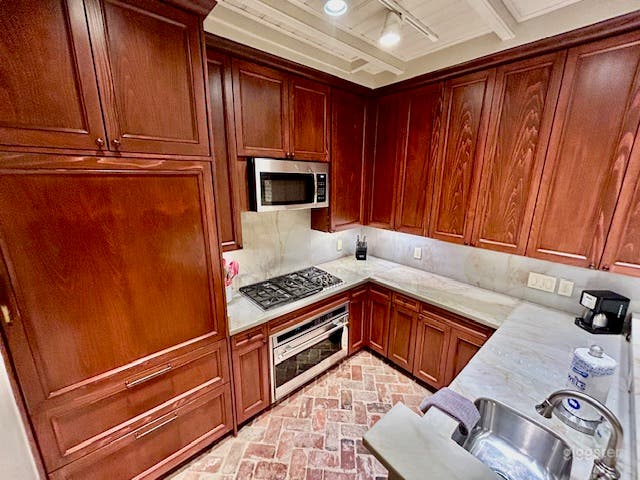 Ace of Spade - Unit C Photo 3