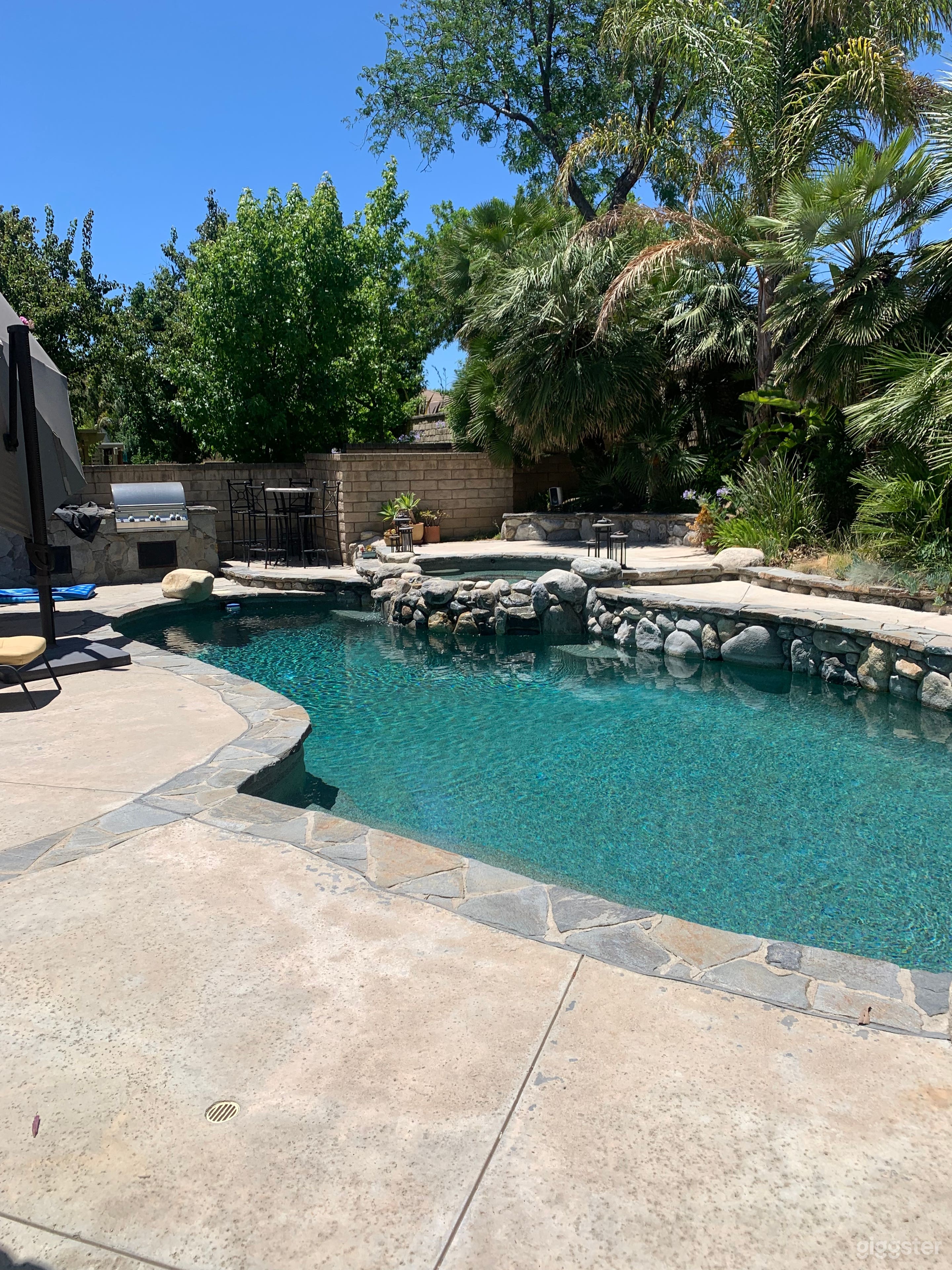 Home in the burbs Photo 2