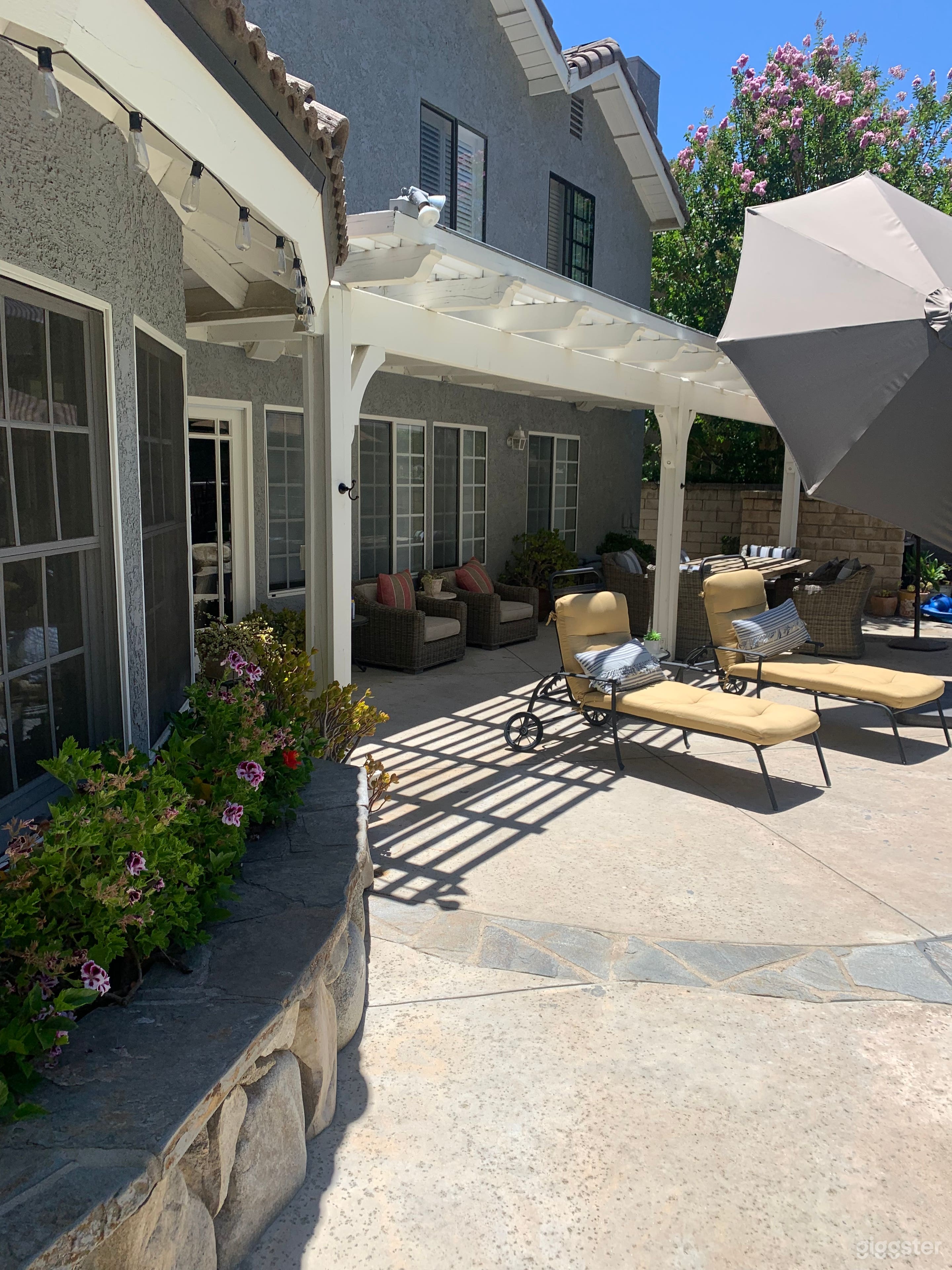 Home in the burbs Photo 3