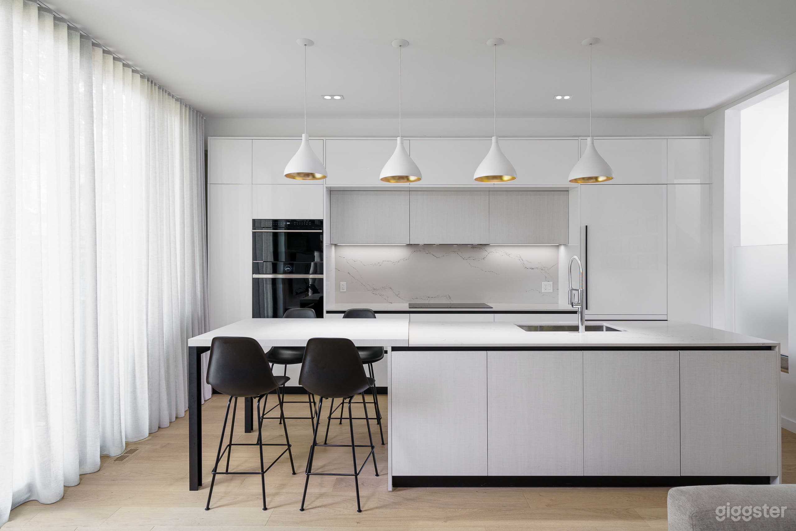 Modern Midtown Home: Bright, Spacious & Renovated Photo 2