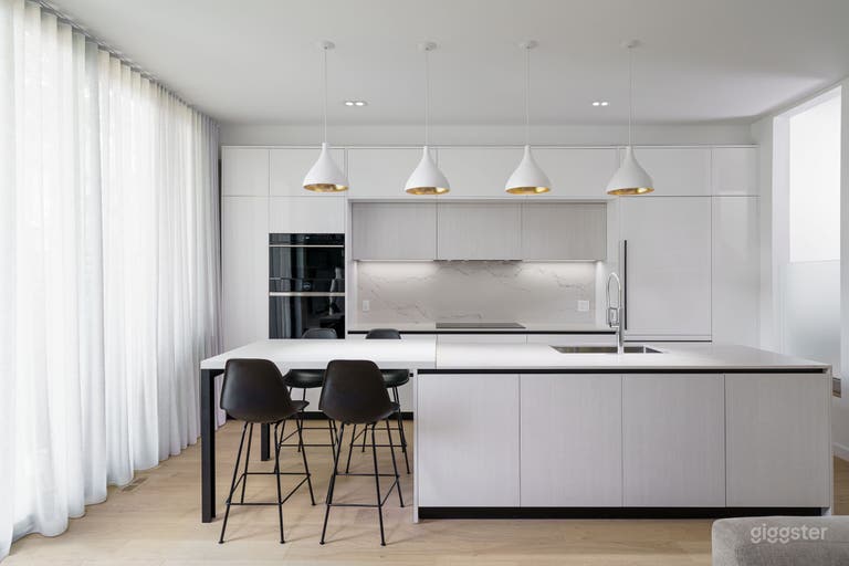  Modern Midtown Home: Bright, Spacious & Renovated 