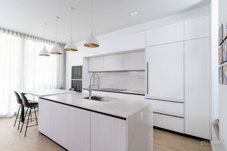  Modern Midtown Home: Bright, Spacious & Renovated 