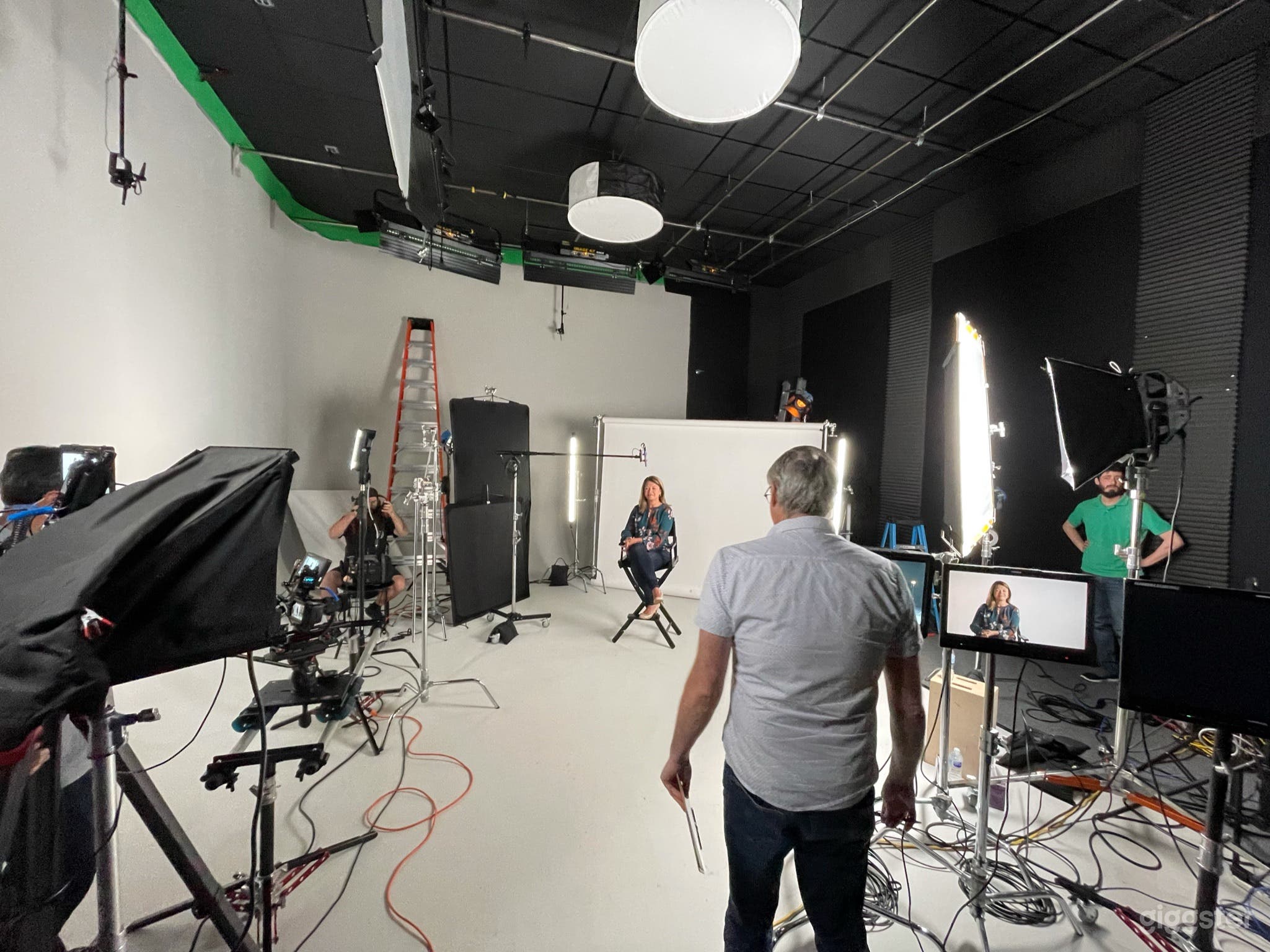 Intimate Sound Stage Studio Photo 3