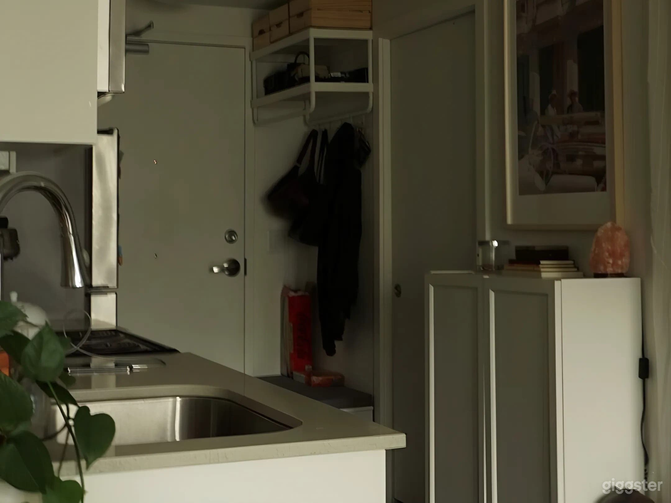 Cozy & Creative Studio Apartment in West End Photo 4