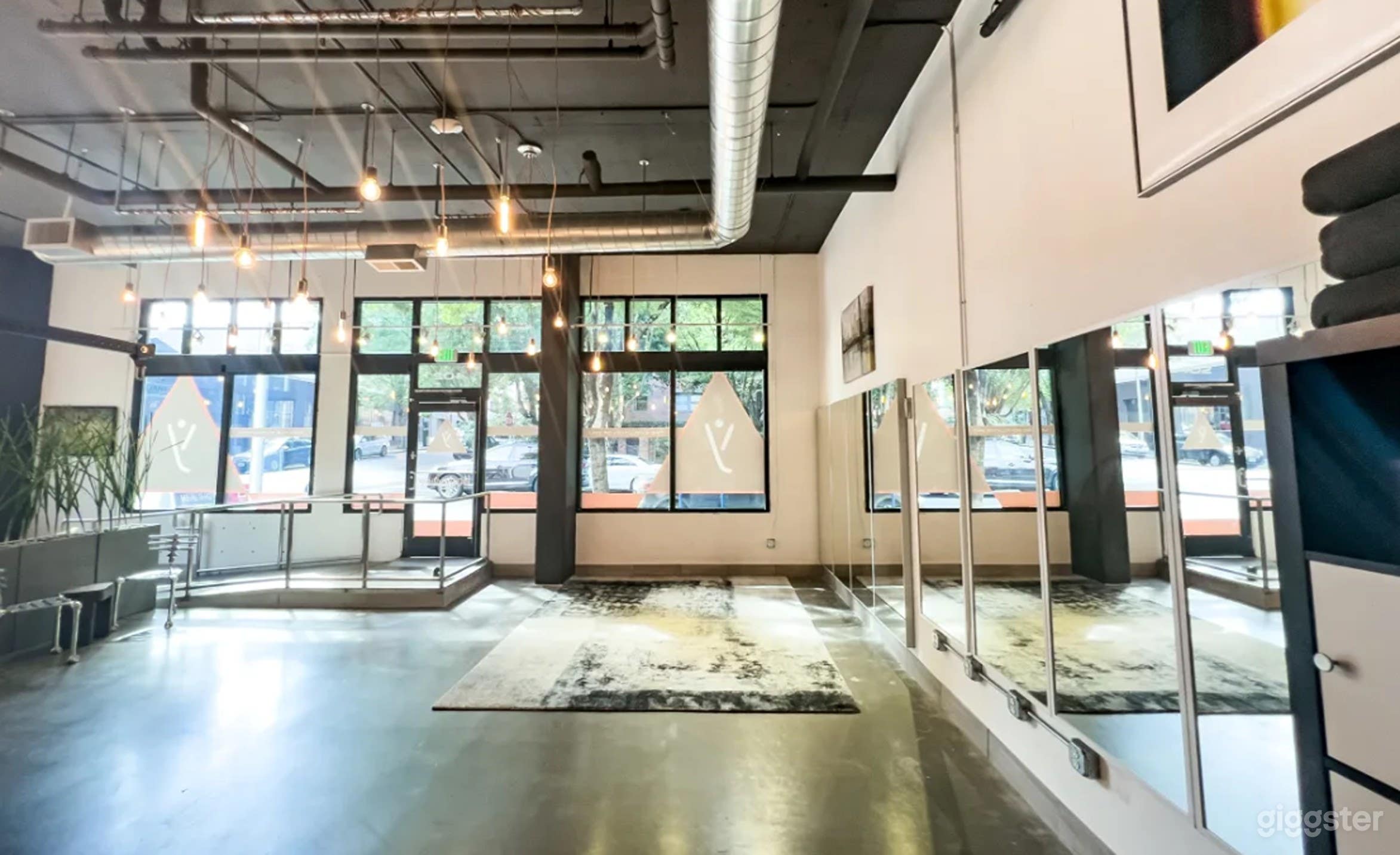 Commercial Corner Studio At The Heart Of Portland Photo 3