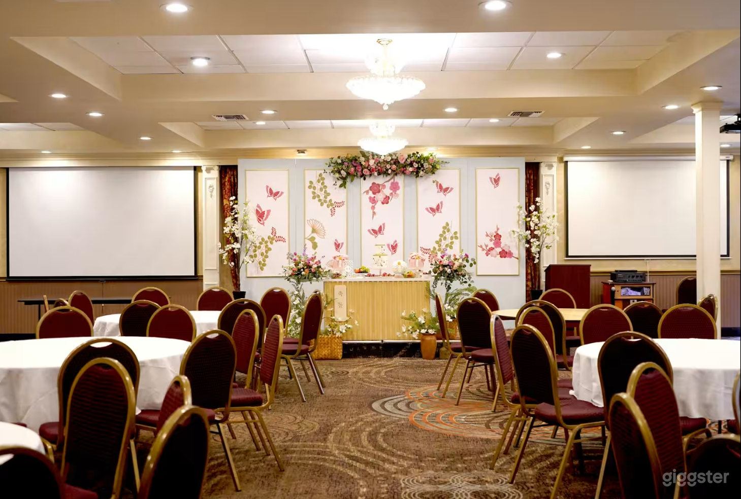 Elegant Banquet Hall  Photo 2