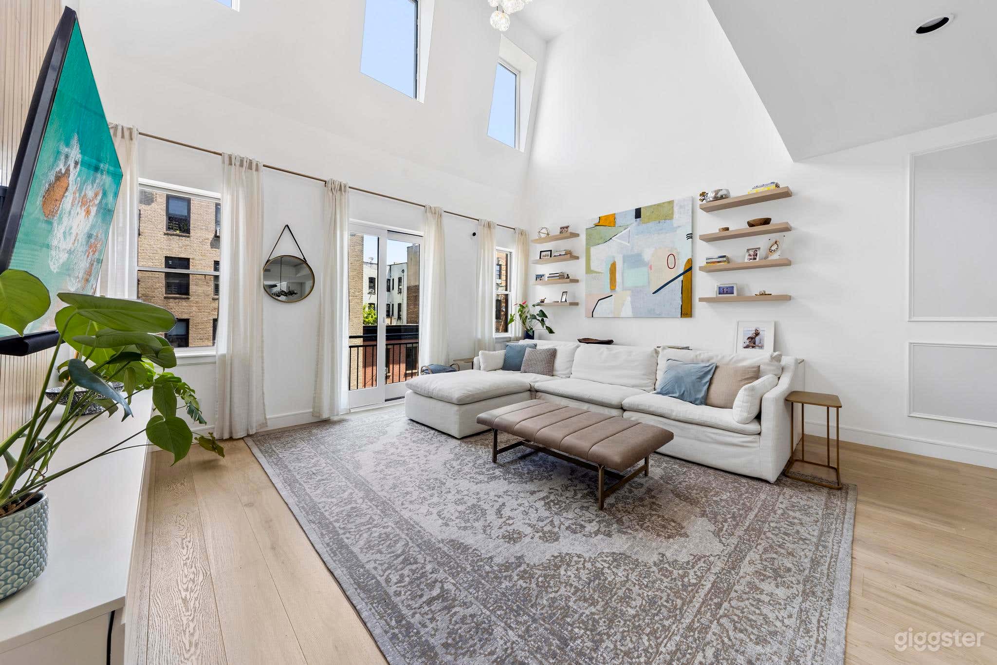 Spectacular Renovated, Modern Townhouse Photo 2