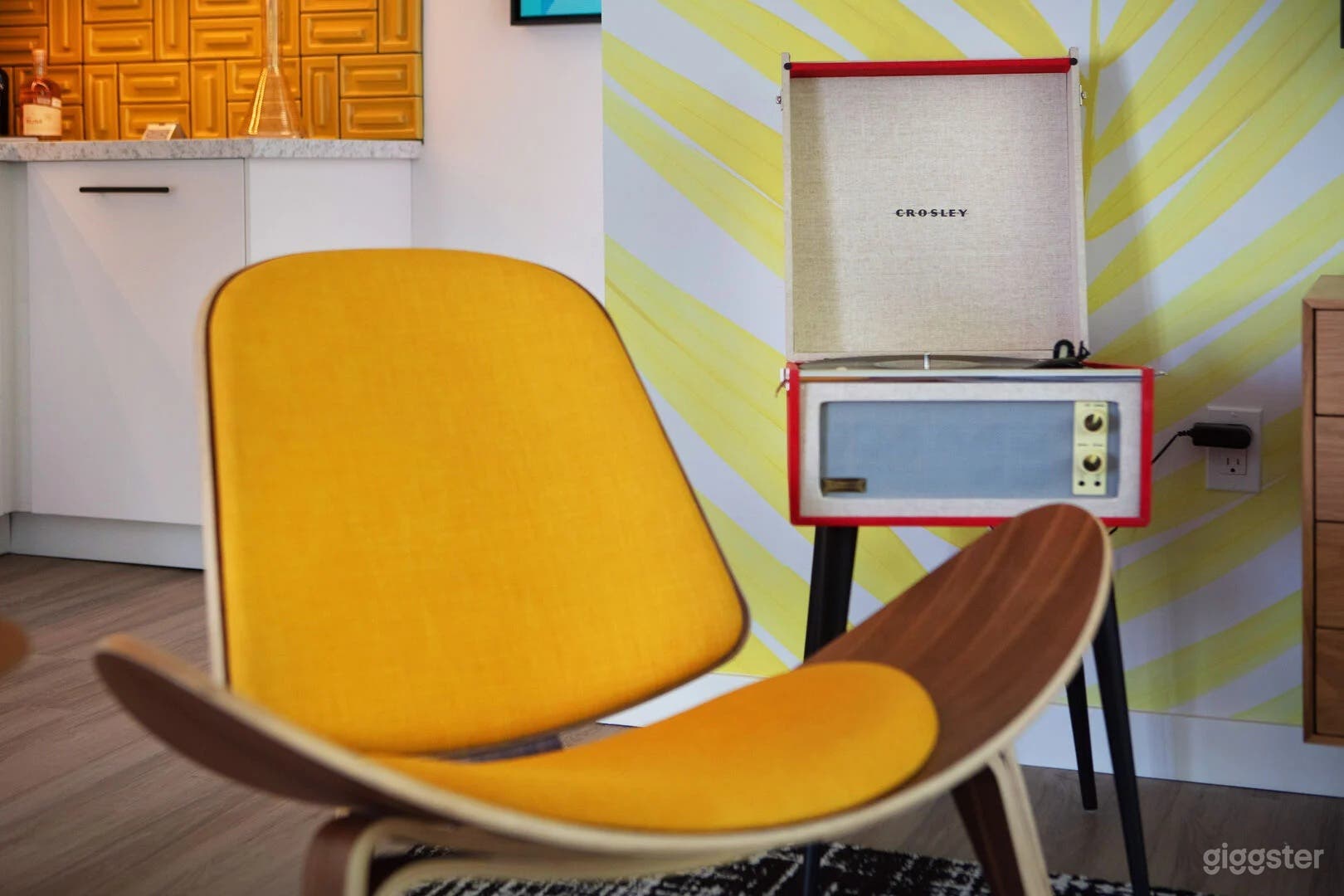 Sunny &amp; Colorful Studio Photo 3