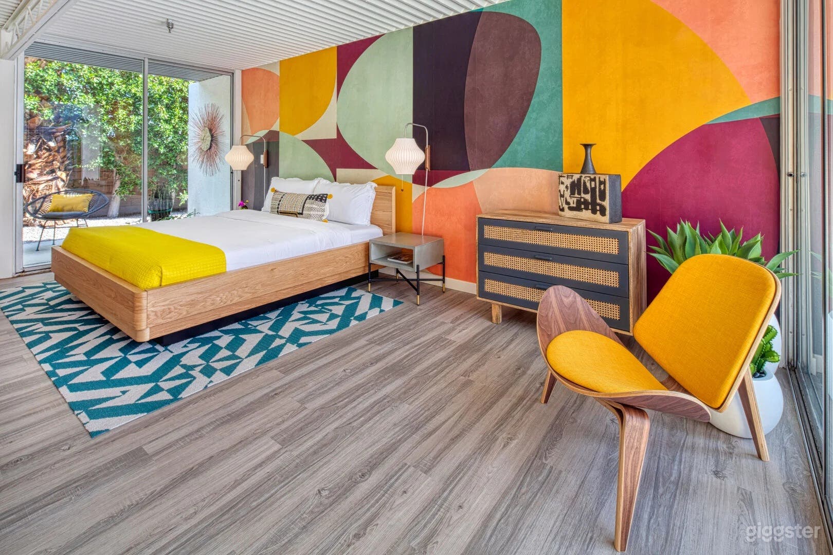 Sunny &amp; Colorful Studio Photo 4