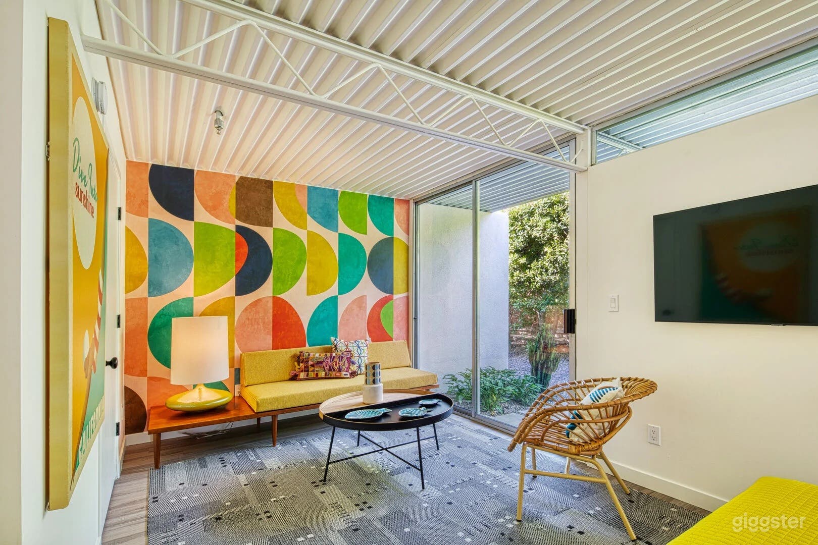 Sunny &amp; Colorful Studio Photo 1