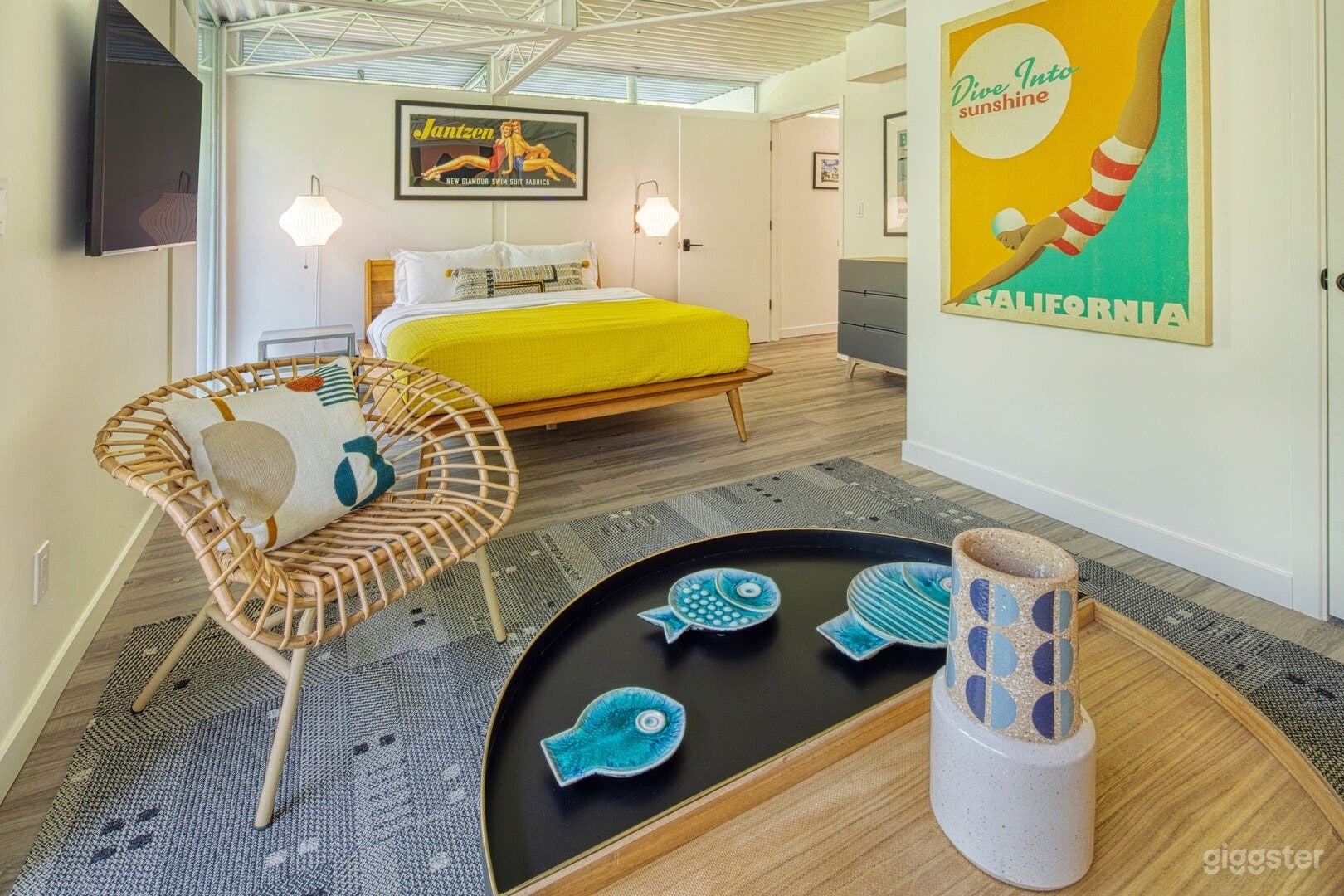 Sunny &amp; Colorful Studio Photo 2