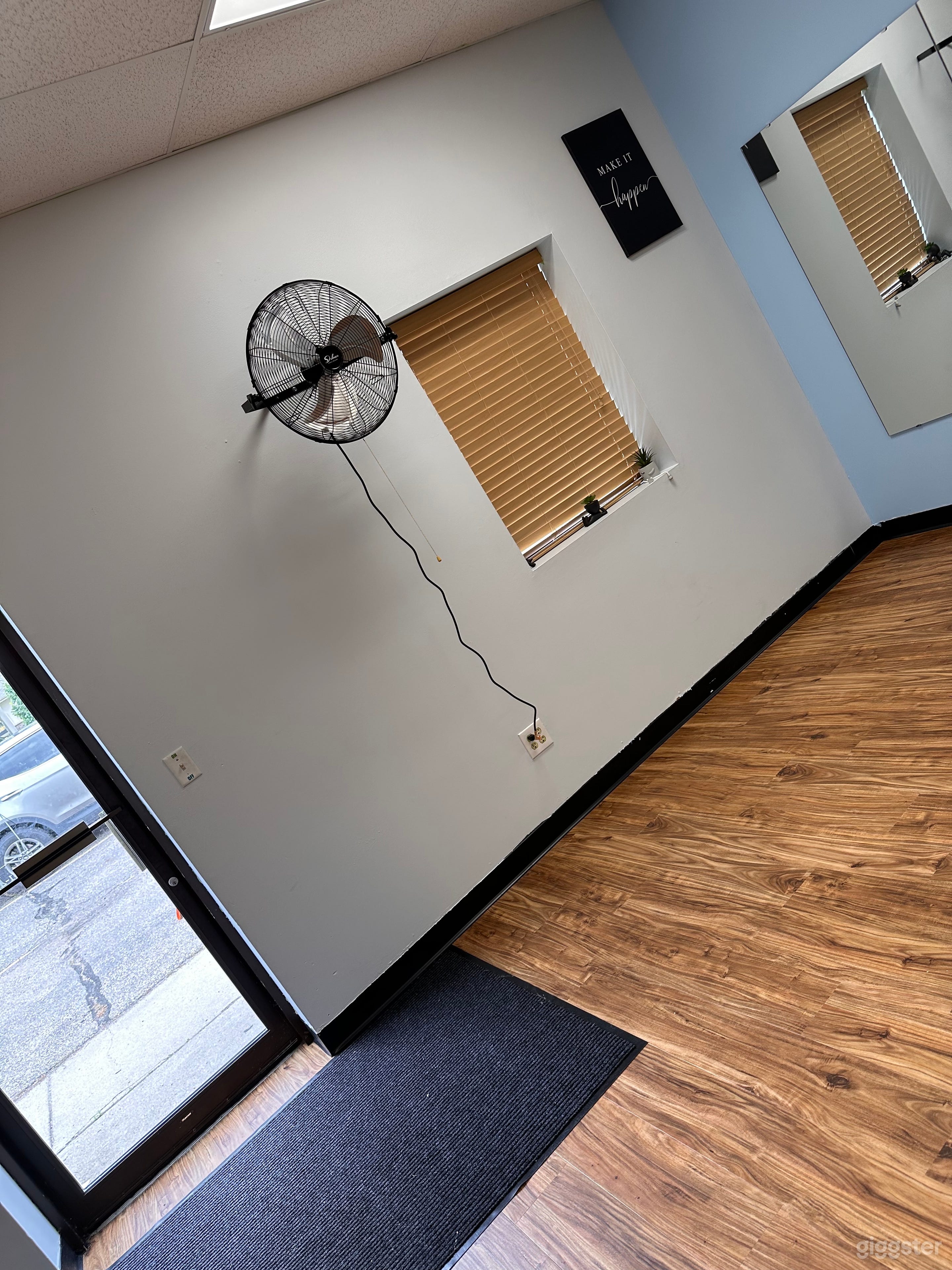 Urban Dance Studio With Great View and Space Photo 3