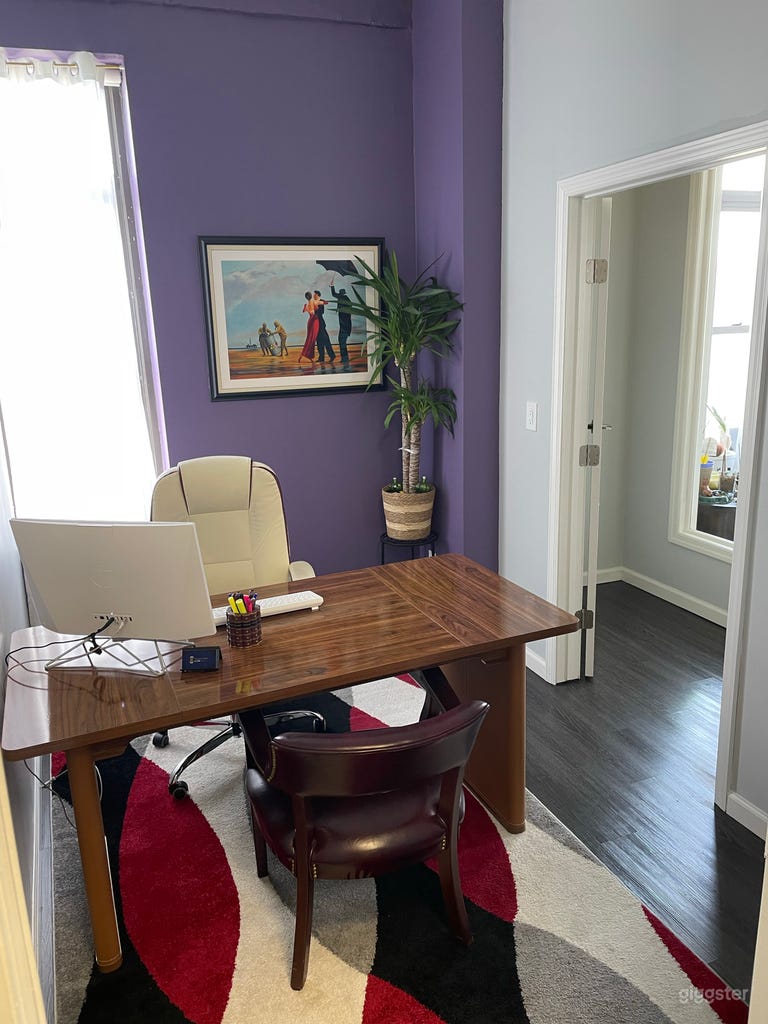  Sonnendurchflutetes Privates Büro mit kräftigen Farben – Perfekt für Videoaufnahmen, Fotoshootings, Geschäftstreffen & Kundenberatungen in Astoria, NY. Bietet natürliches Licht, moderne Einrichtung und ruhige Privatsphäre für Kreative und Berufstätige gleichermaßen. 