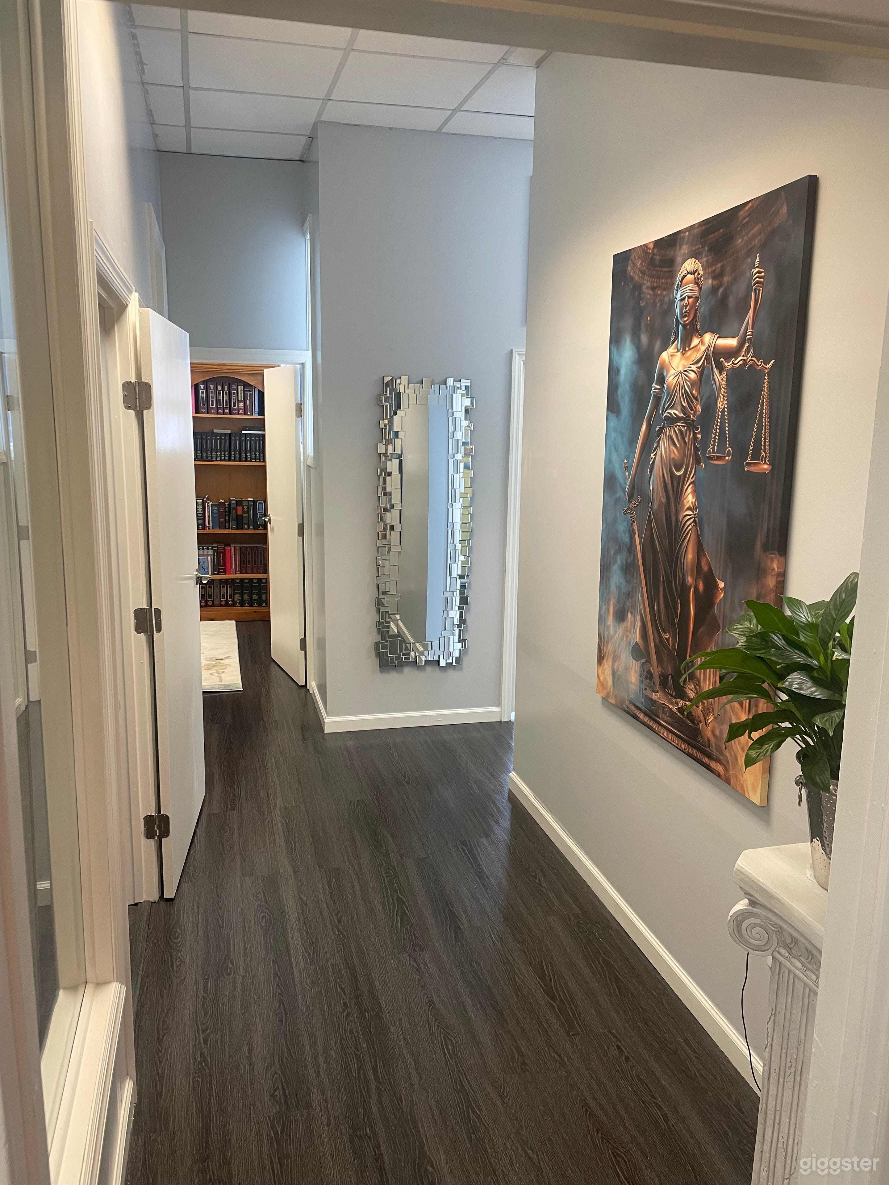 Justice-Themed Hallway – Ideal for Legal or Dramatic Film Scenes
Bold Lady Justice wall art, full-length mirror, and visible law library—an inspiring backdrop for legal, drama, or hero shots.
