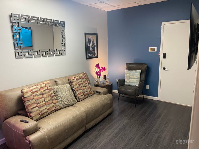  Client Lounge with Cozy Seating – Perfect for Therapy or Podcast Shoots
Stylish waiting room featuring a leather couch, accent pillows, armchair, and warm lighting—great for relaxed interview or lifestyle content. 
