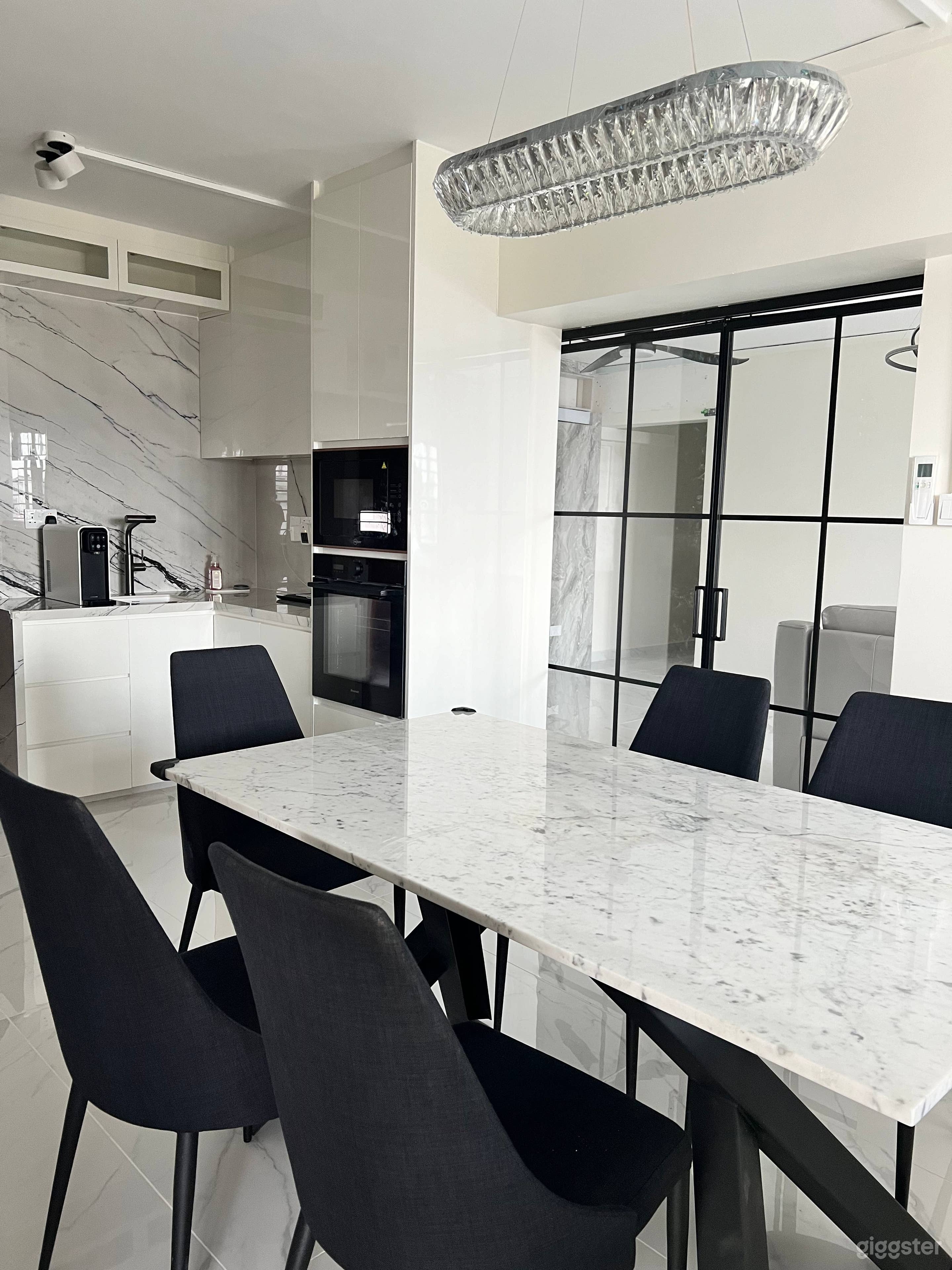Contemporary Style Large HDB in the North Photo 1