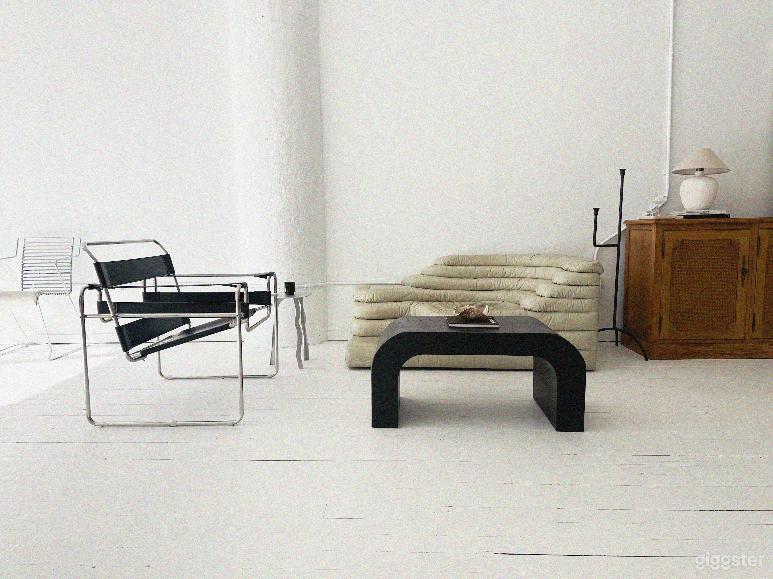 Vintage Modern Bright and Spacious Photo Studio Photo 1