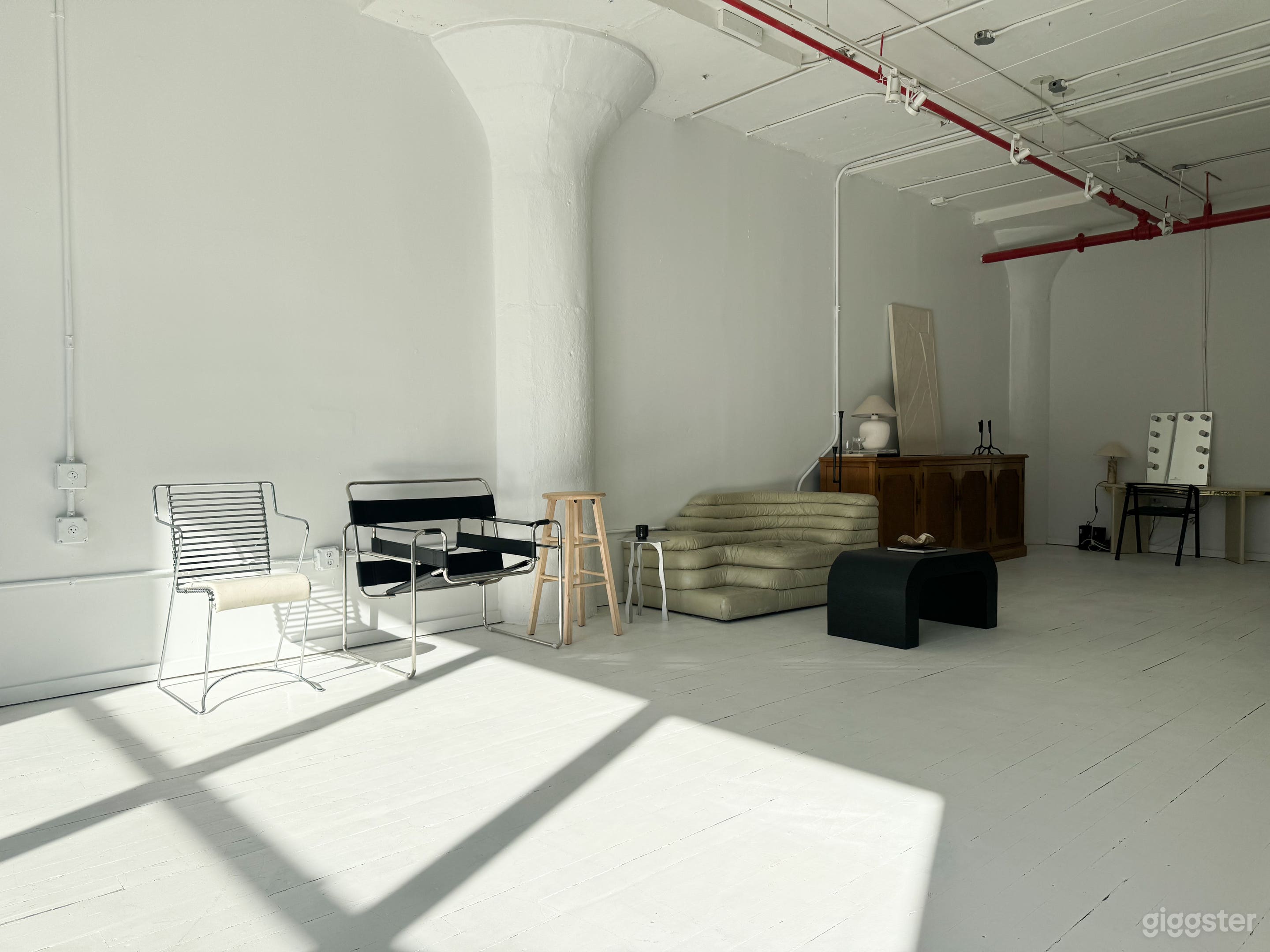 Vintage Modern Bright and Spacious Photo Studio Photo 3