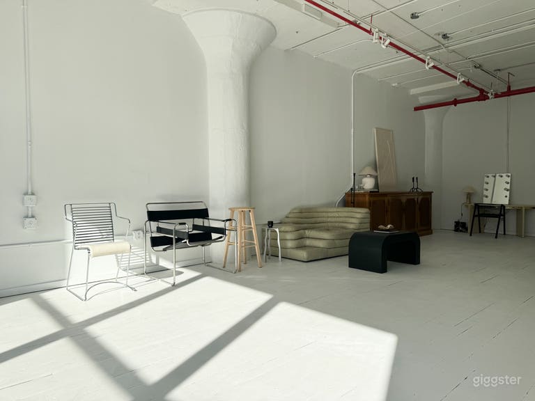  Vintage Modern Bright and Spacious Photo Studio 