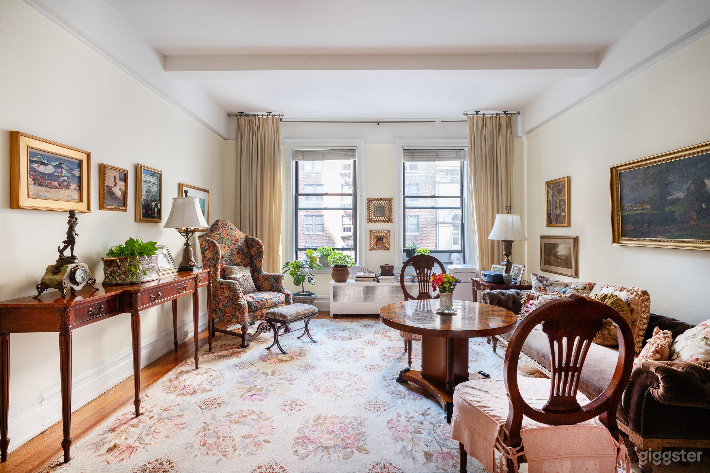 Elegant Classic 3 Bedroom Prewar Apartment Photo 3