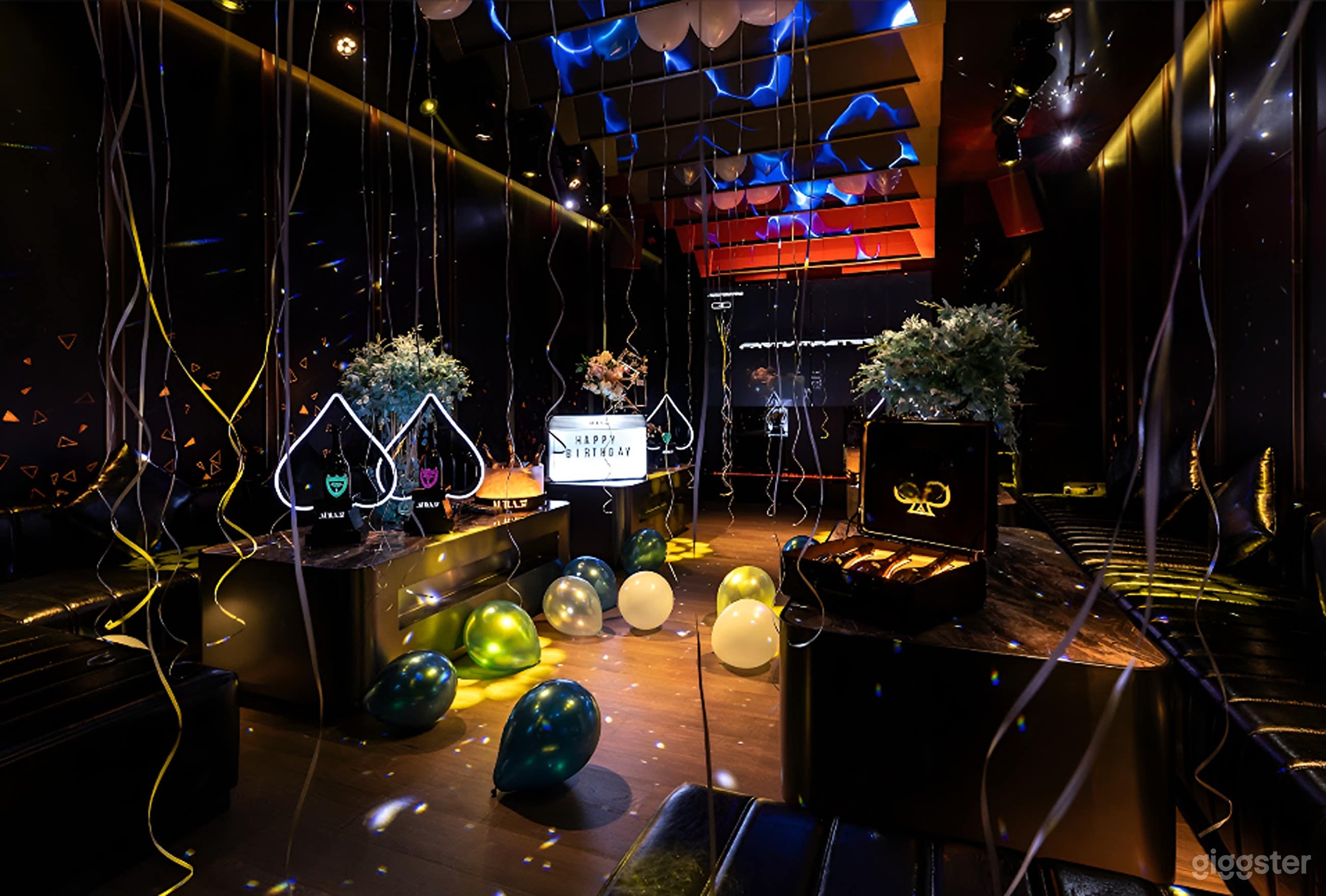 Sophisticated Venue with Plush Seating & Ambient Lighting Photo 4