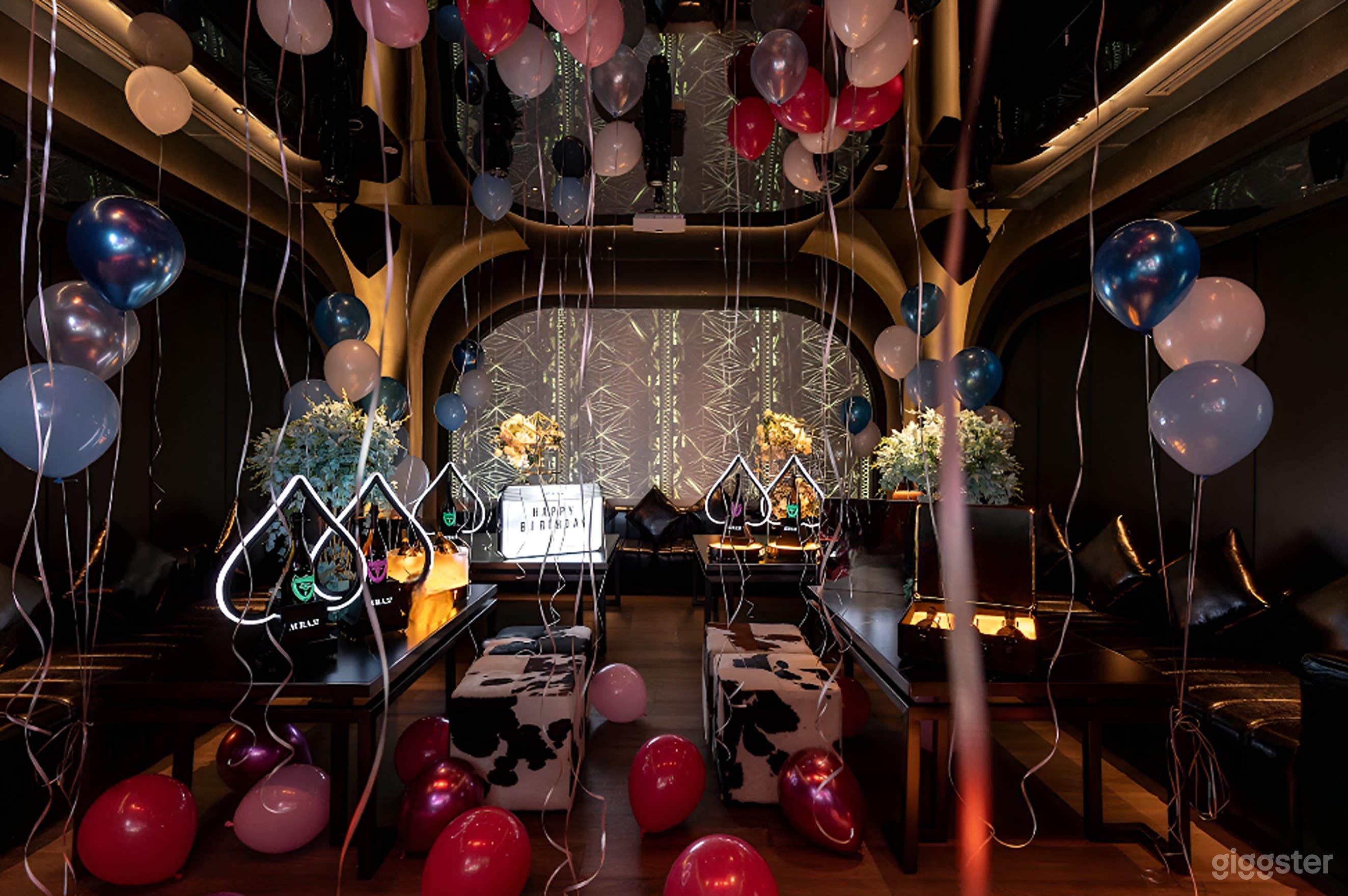 Sophisticated Venue with Plush Seating & Ambient Lighting Photo 3