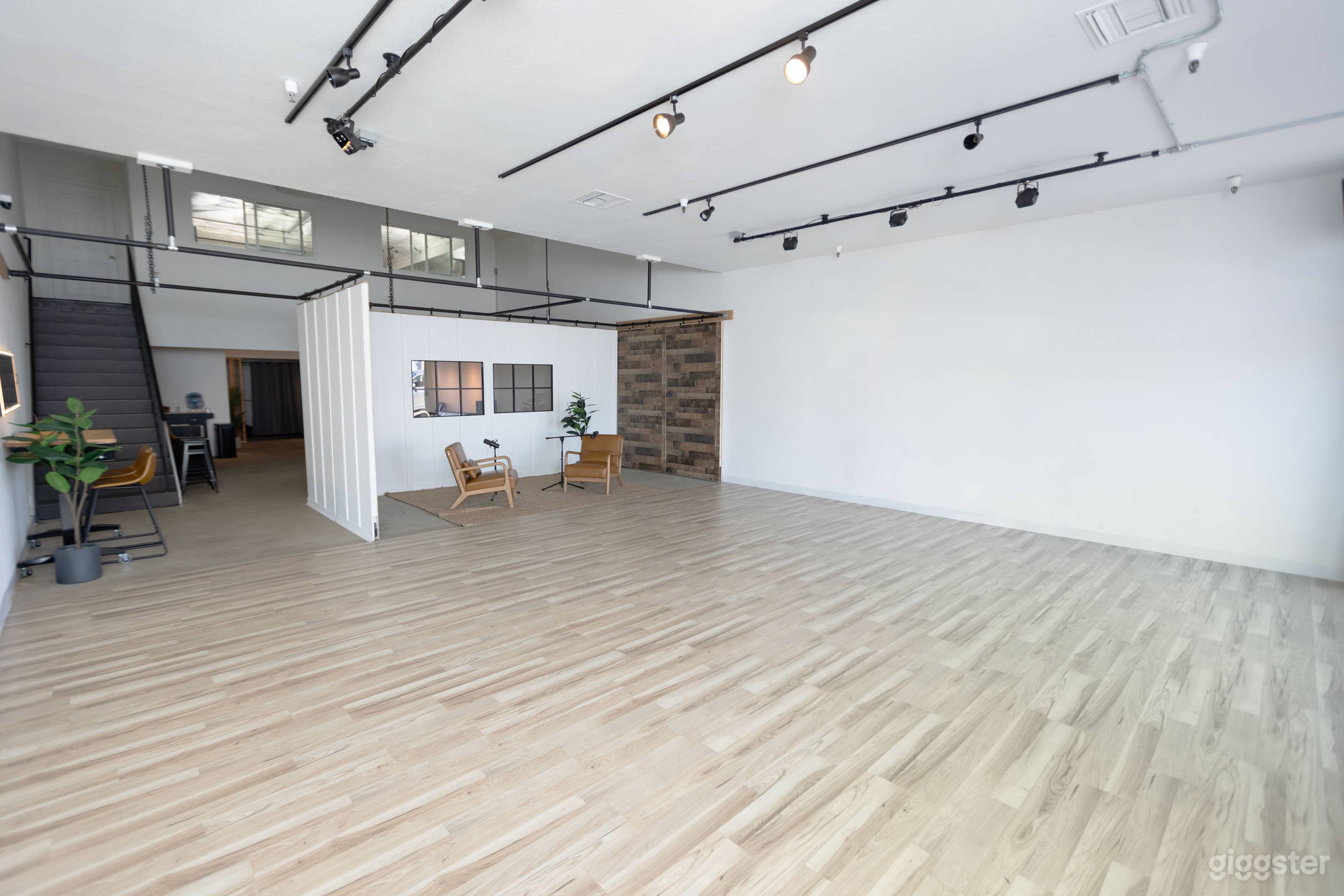 Modular Flex Studio Buyout Photo 3