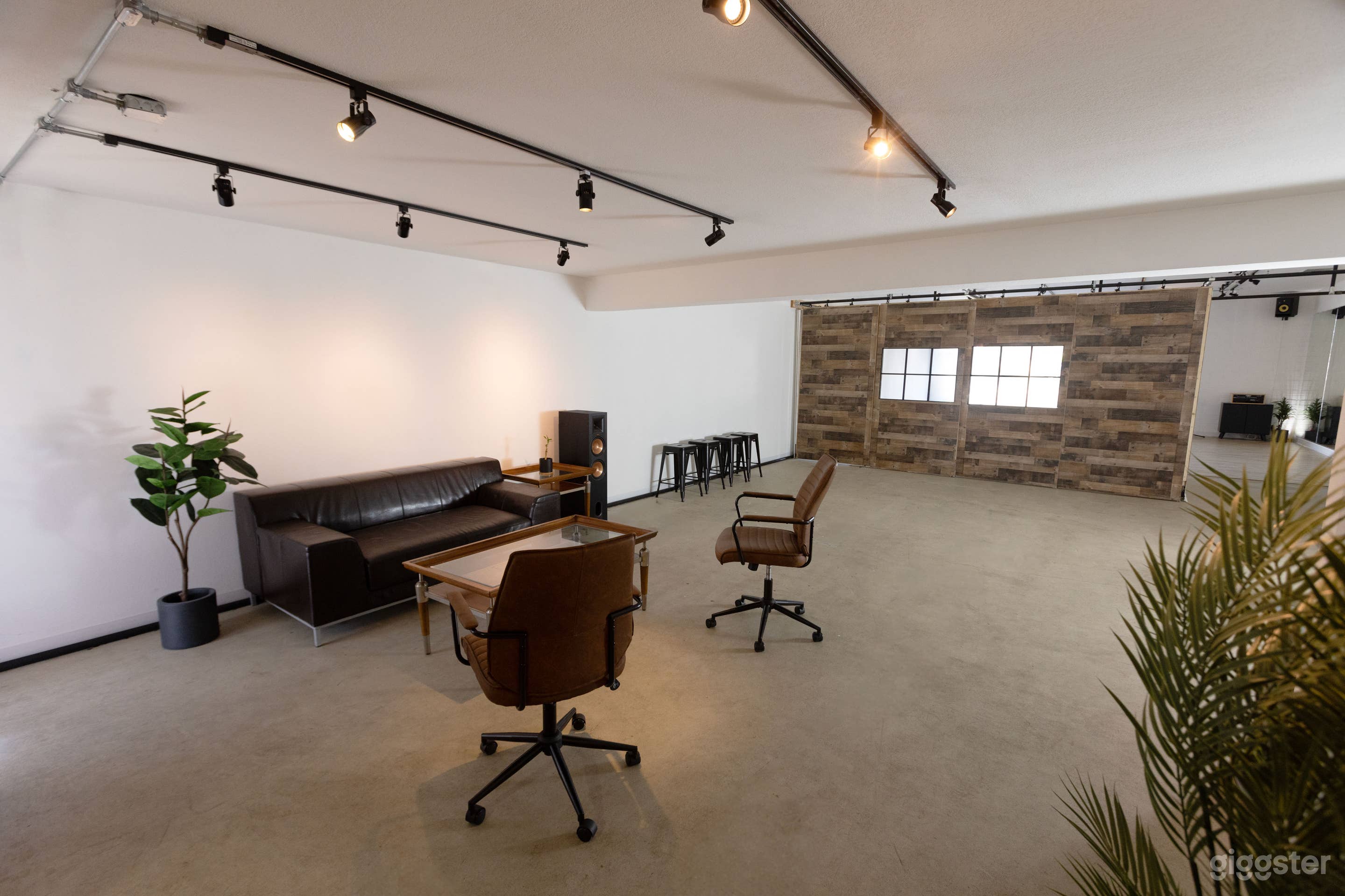 Modular Flex Studio Buyout Photo 4