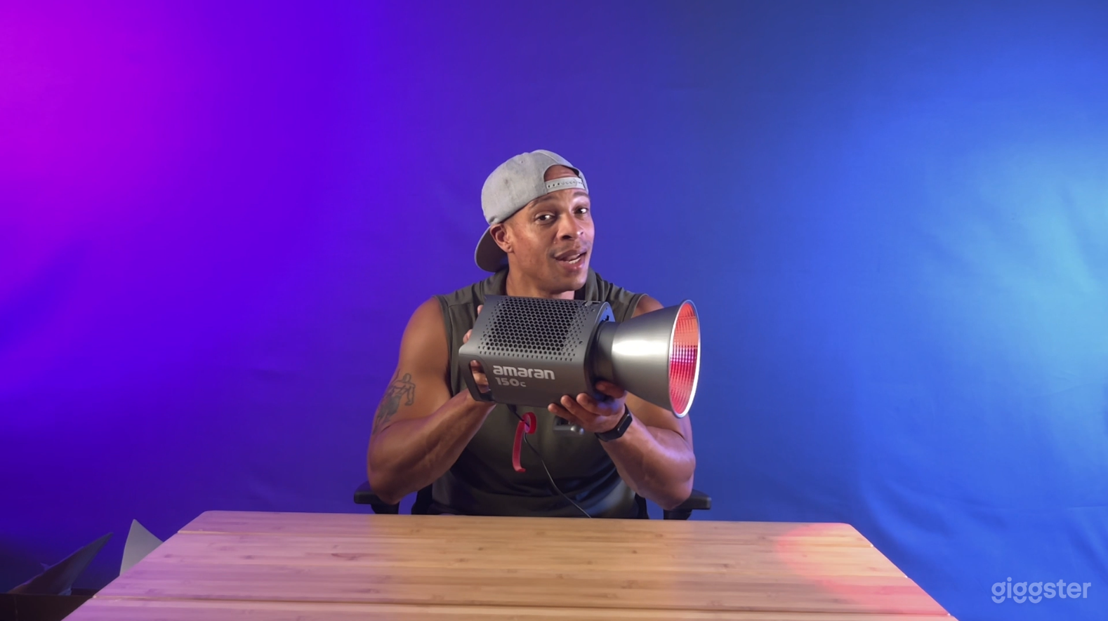 Urban Studio with Pro Lighting &amp; Backdrops Photo 4