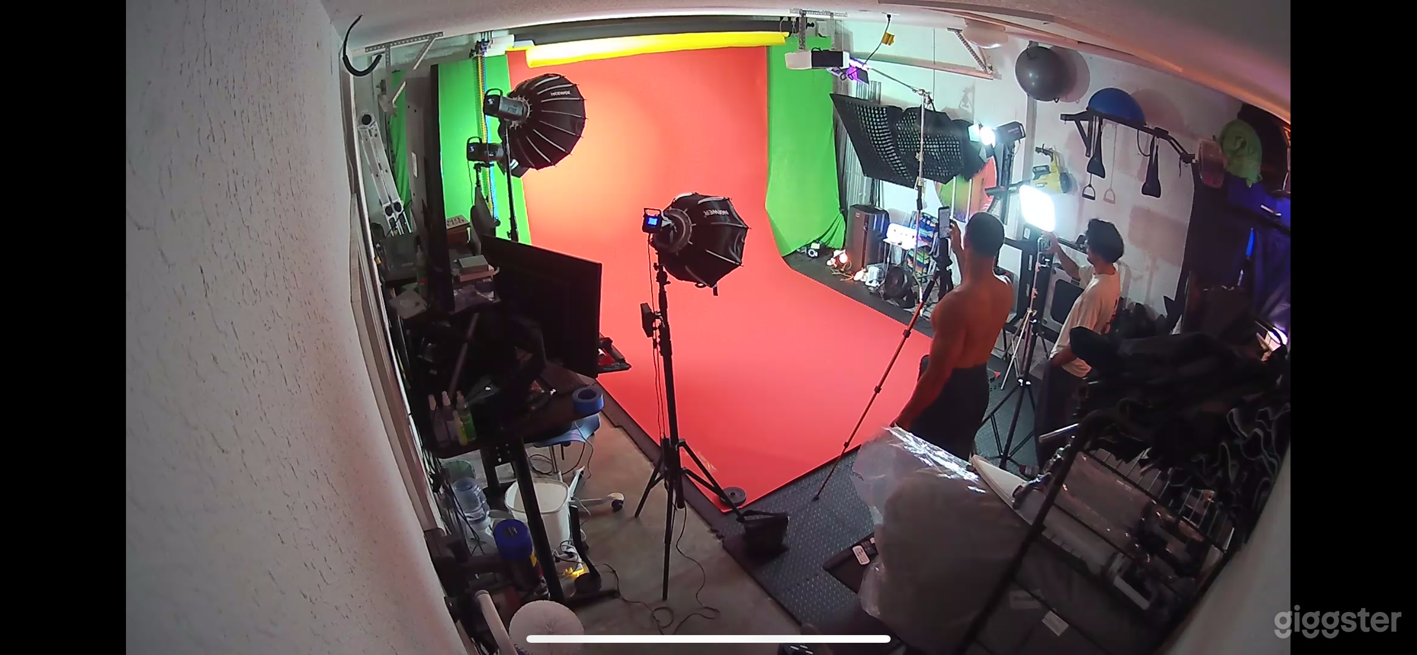 Urban Studio with Pro Lighting &amp; Backdrops Photo 2