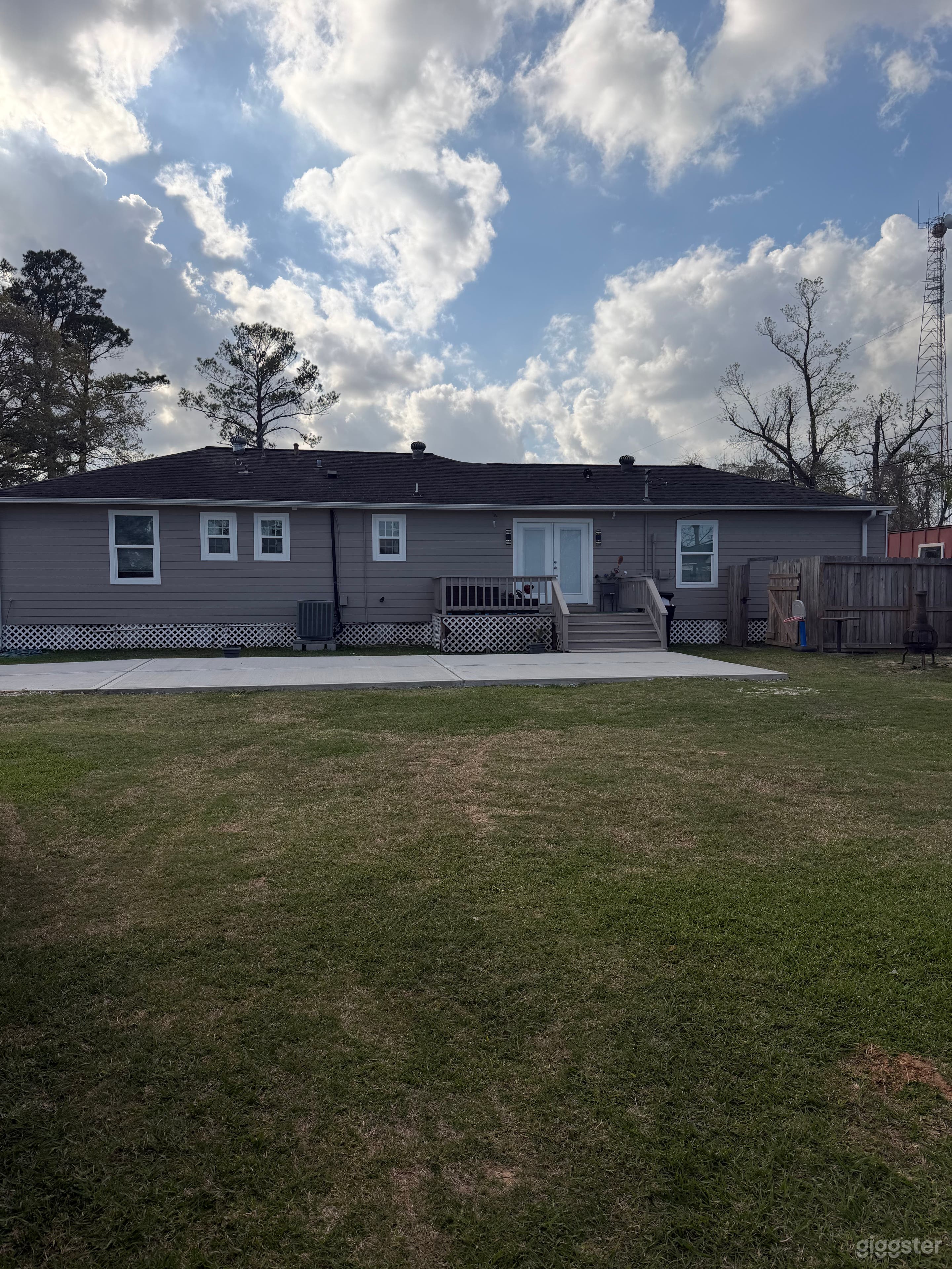 House with big yard for events!!!! Photo 1