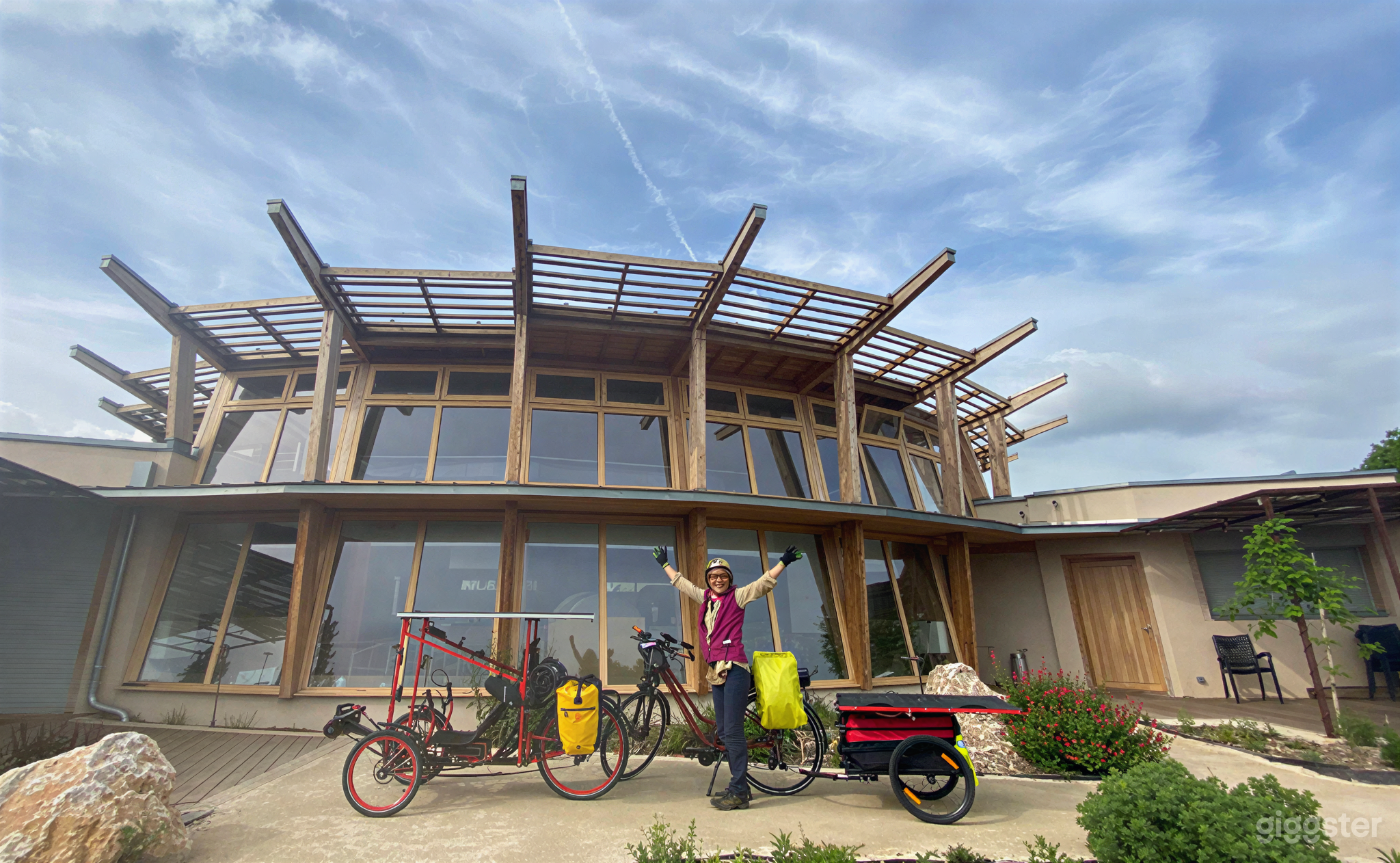 Photo de Restaurant Écoresponsable au Design Contemporain avec Lumièr 3