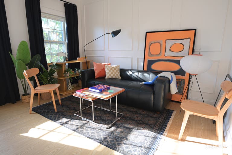  A cozy, versatile space styled like a living room—ideal for lifestyle shoots, interviews, and relaxed scenes. 