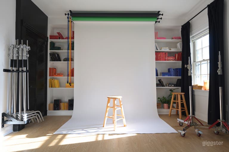  86-inch seamless backdrops in a range of colors—ready to set the perfect tone for any shoot. 