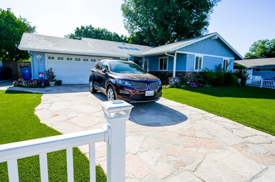 Baby-Blue House (Surfer and Beach Aesthetic) Photo 1