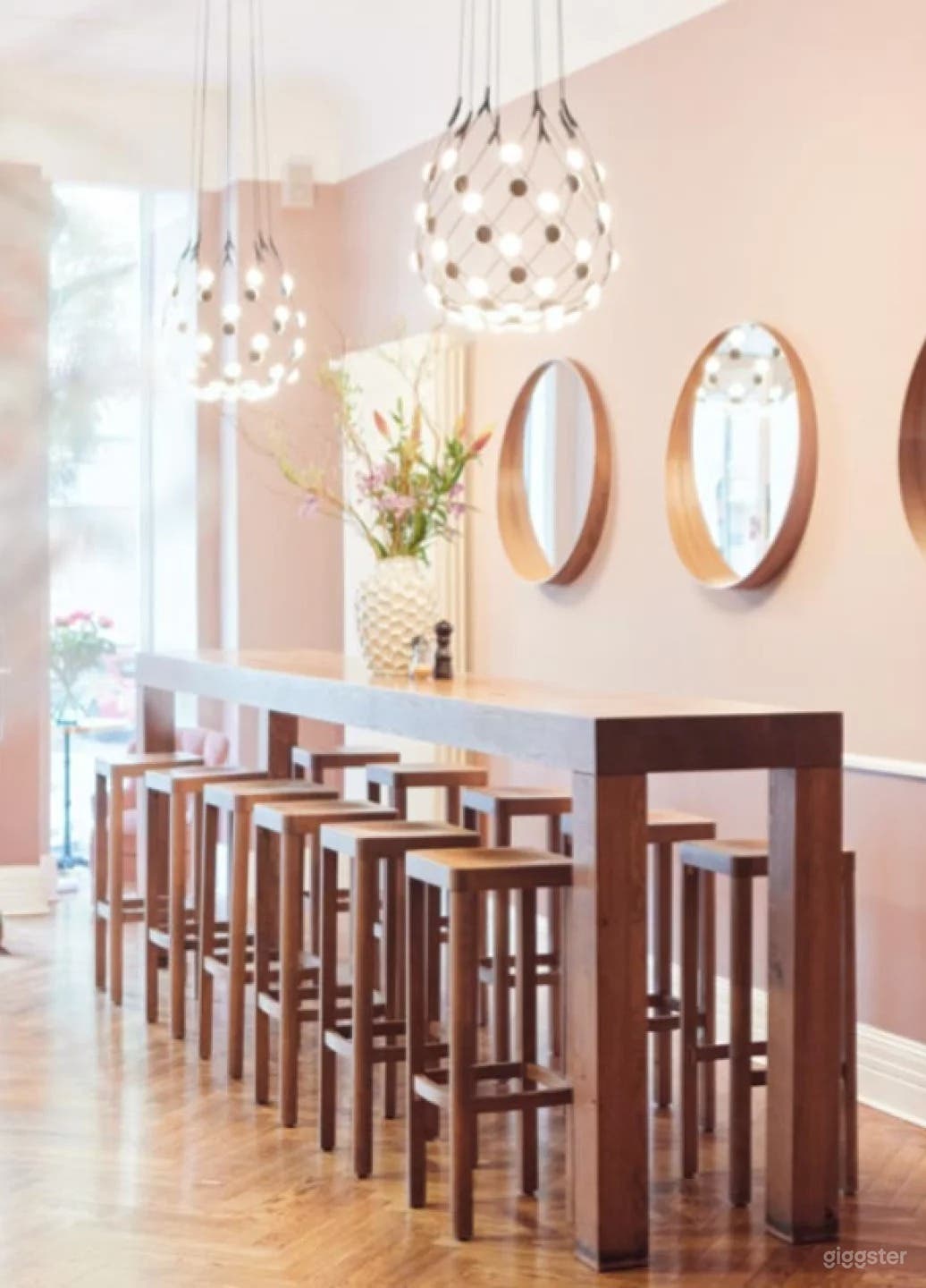 Ein gemütlicher urbaner Raum mit Café-Flair Photo 4