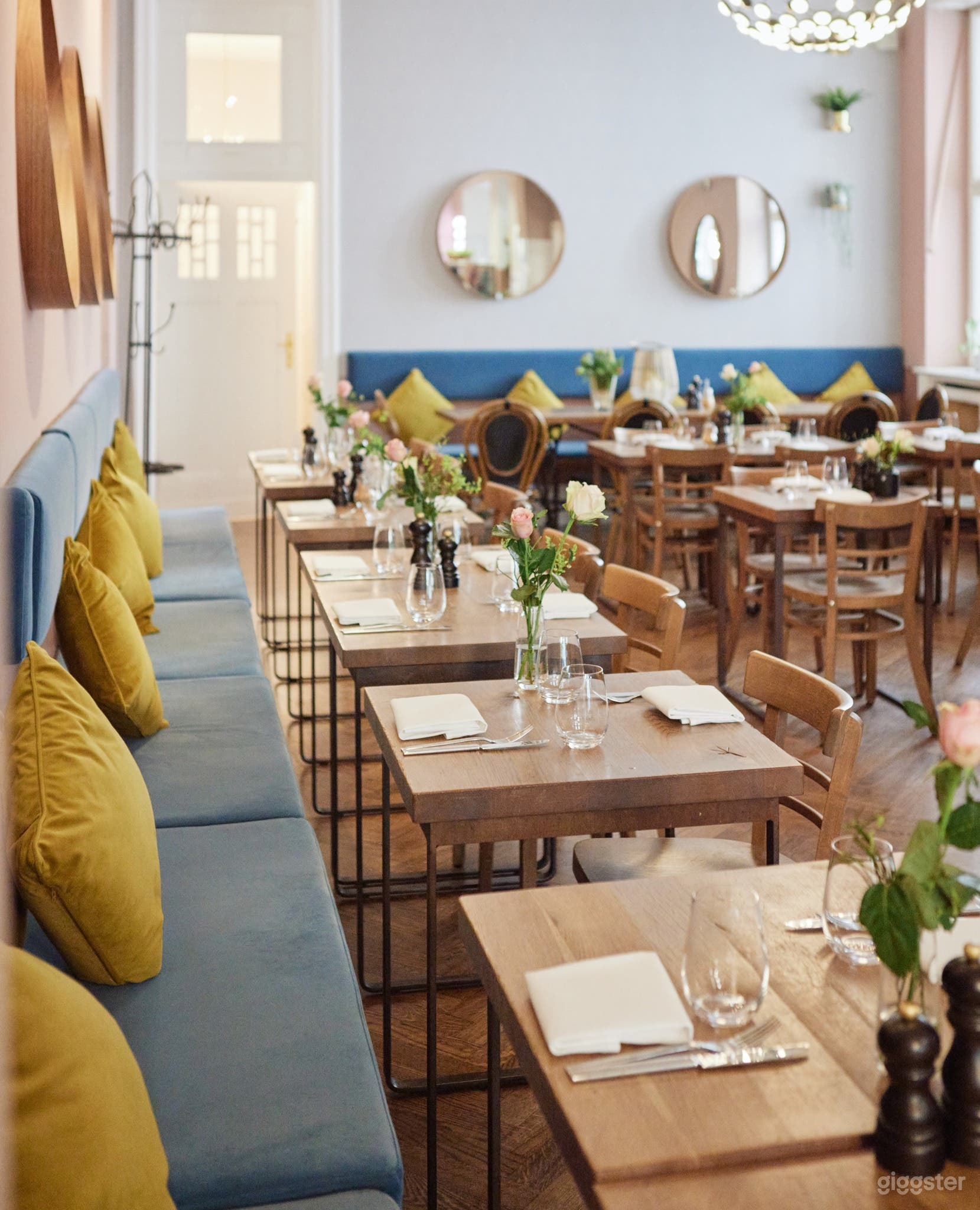 Ein gemütlicher urbaner Raum mit Café-Flair Photo 1