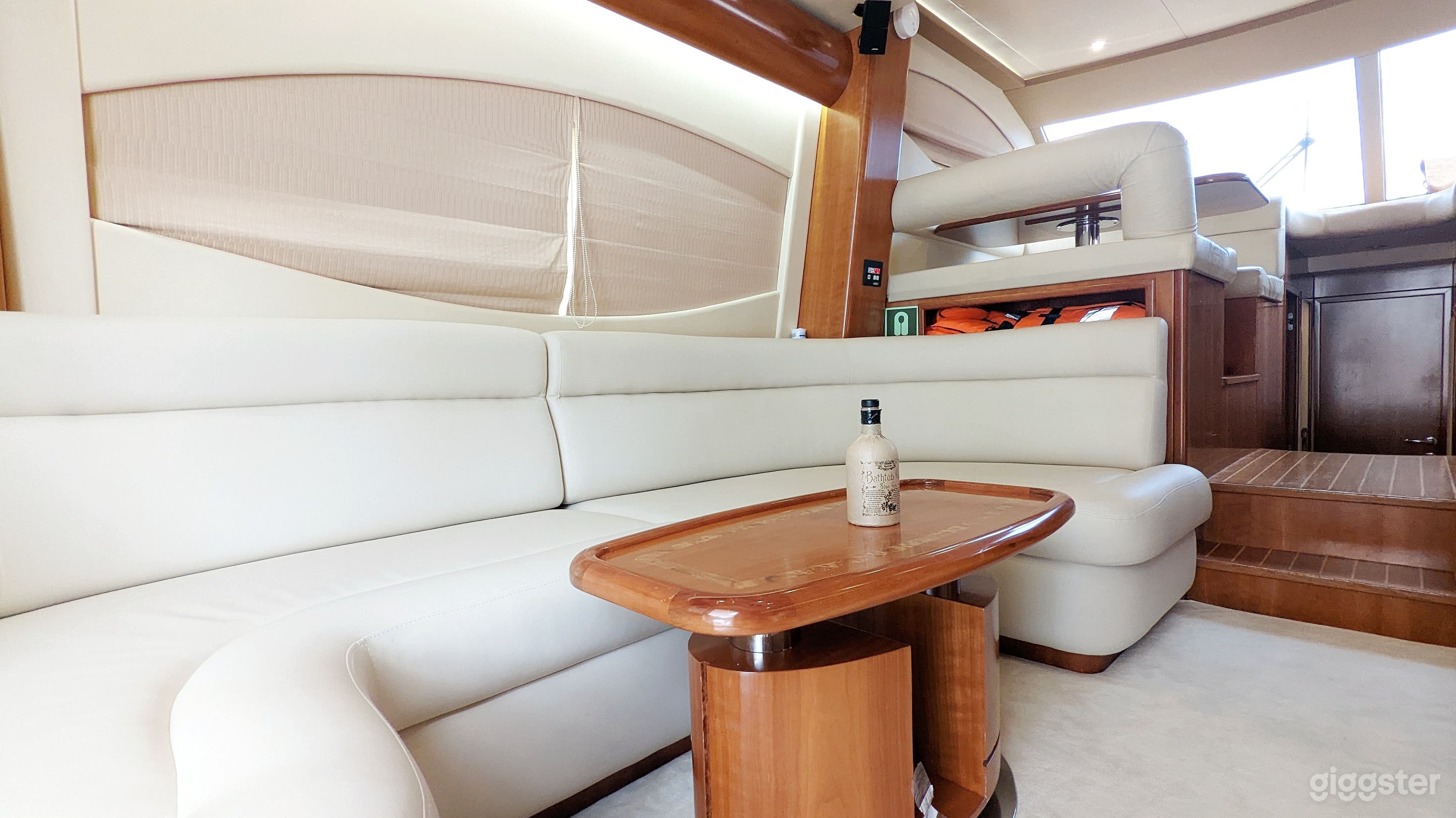 4Hr Classy 50ft Yacht Photo 3