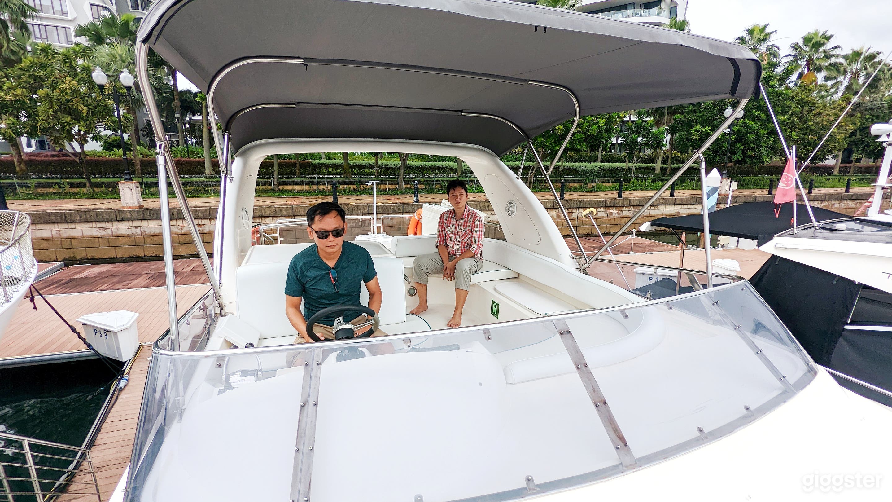 4Hr Classy 50ft Yacht Photo 2