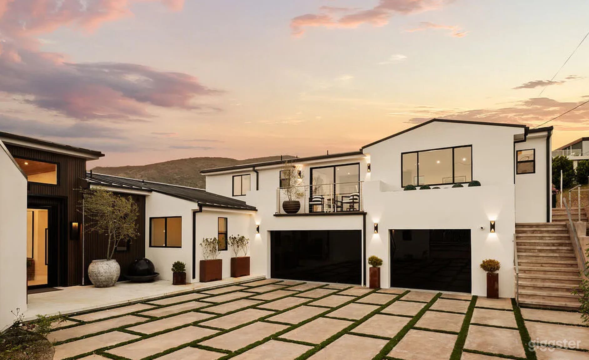 MALIBU MODERN WITH OCEAN INFINITY VIEWS Photo 2