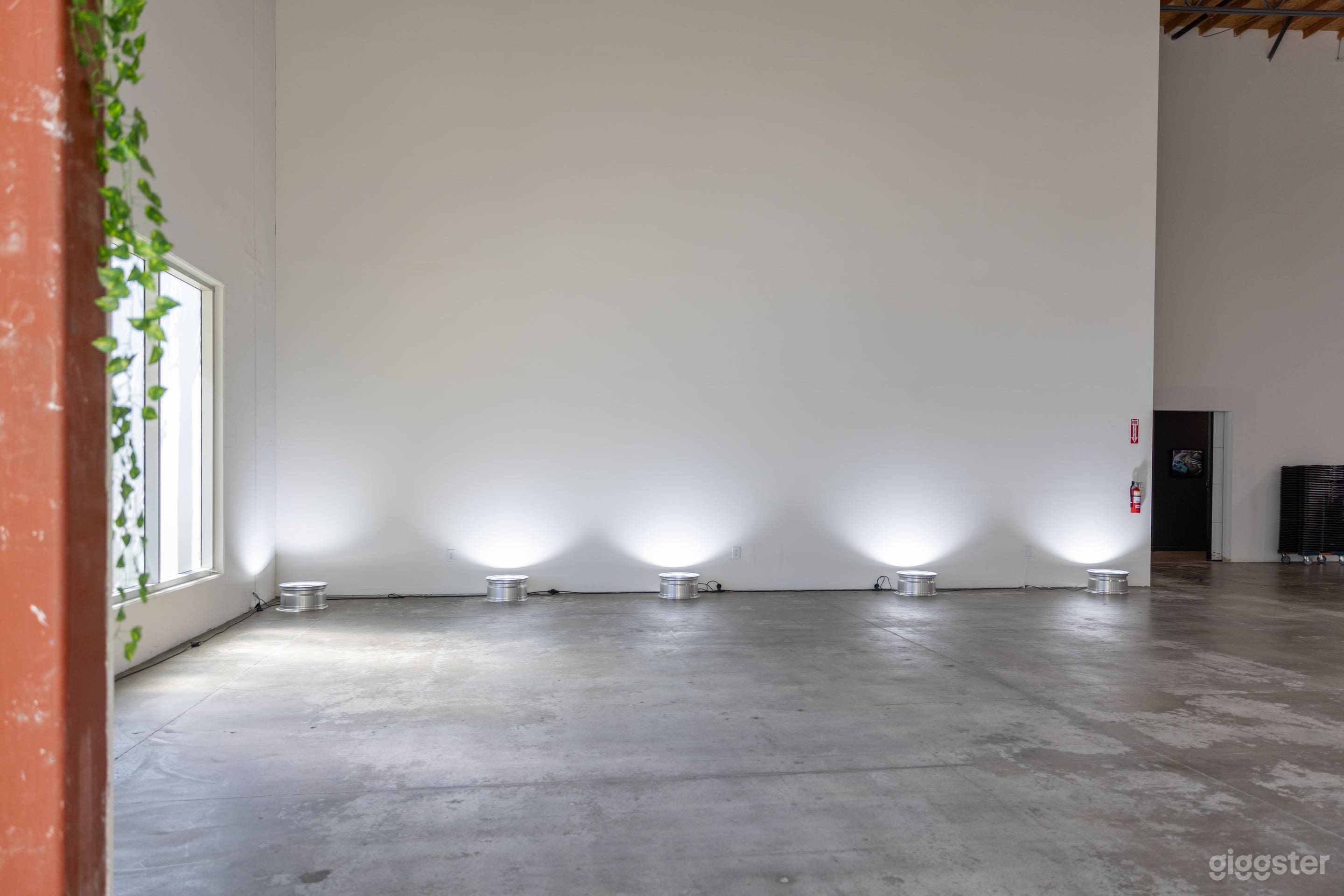 Clean and Spacious Warehouse with Natural Light Photo 4